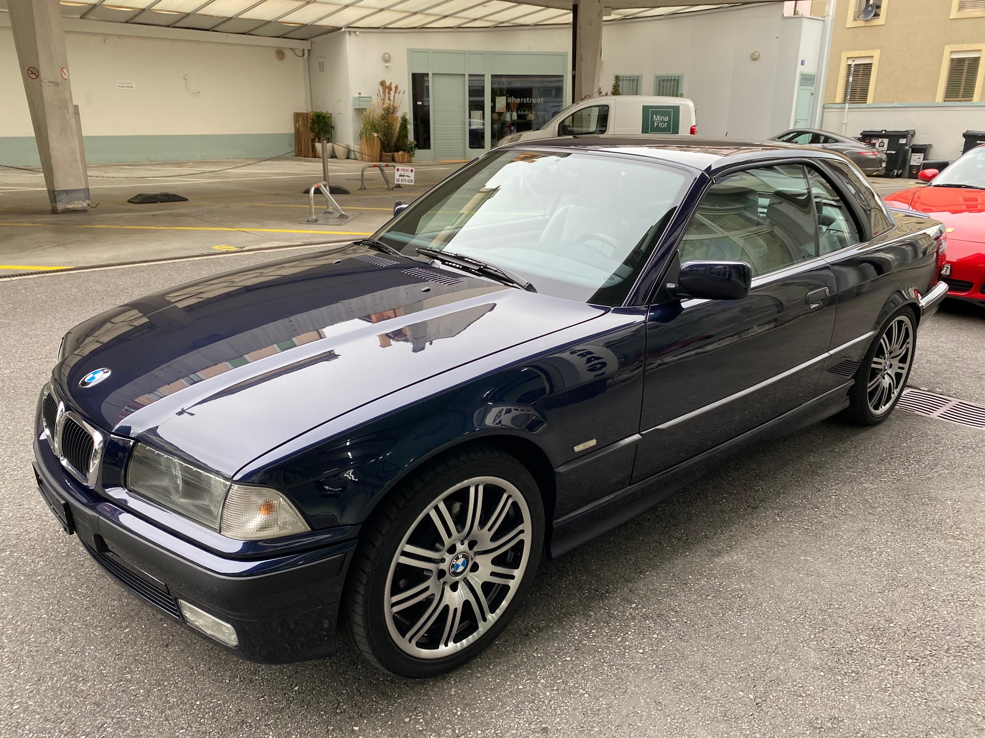 BMW 320i Cabrio-image-4