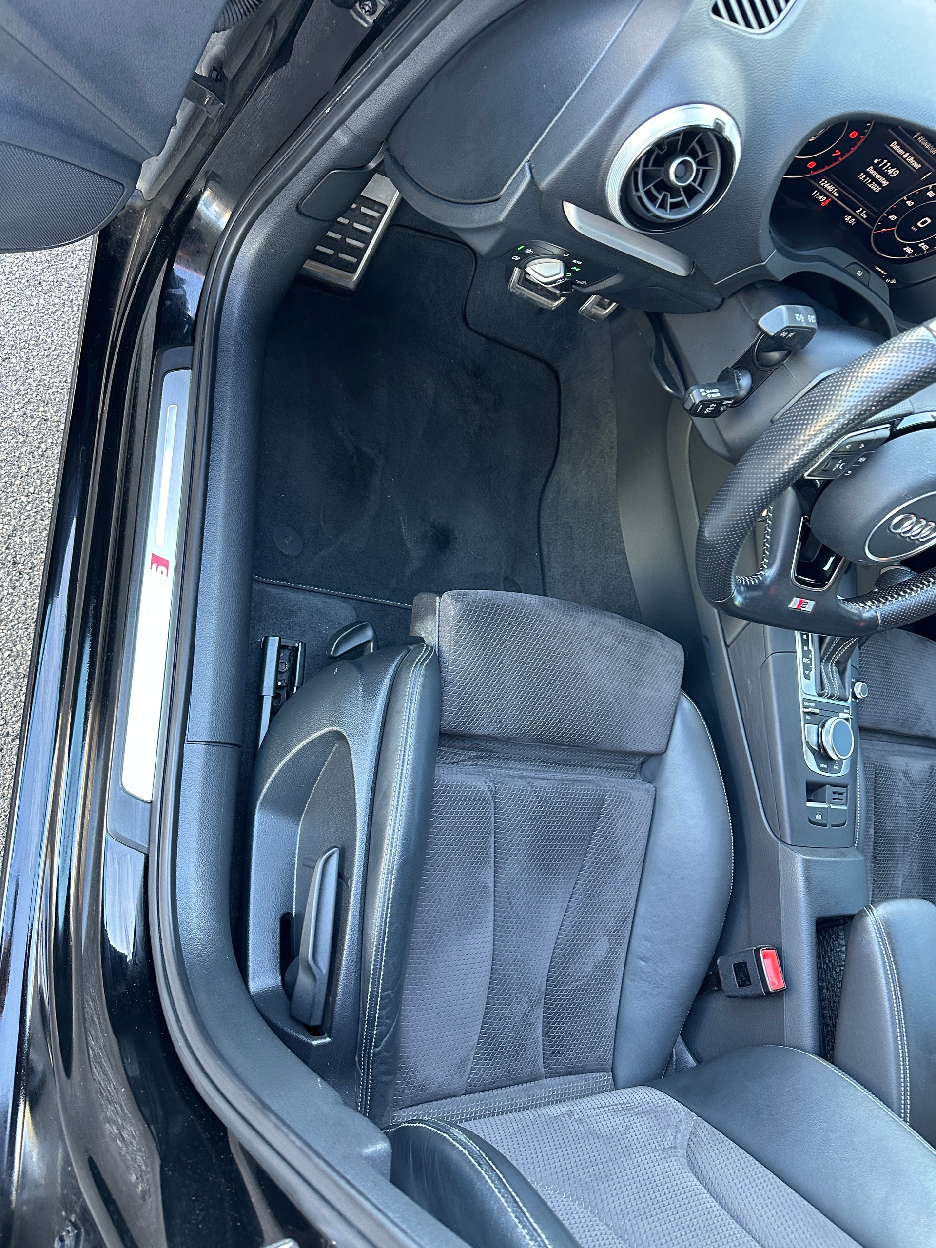 AUDI A3 Sportback 2.0 TFSI Sport quattro S-Line-image-14