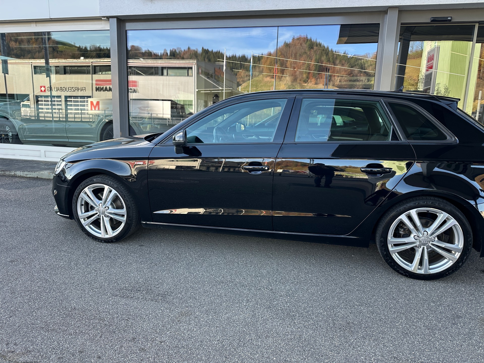 AUDI A3 Sportback 2.0 TFSI Sport quattro S-Line-image-4