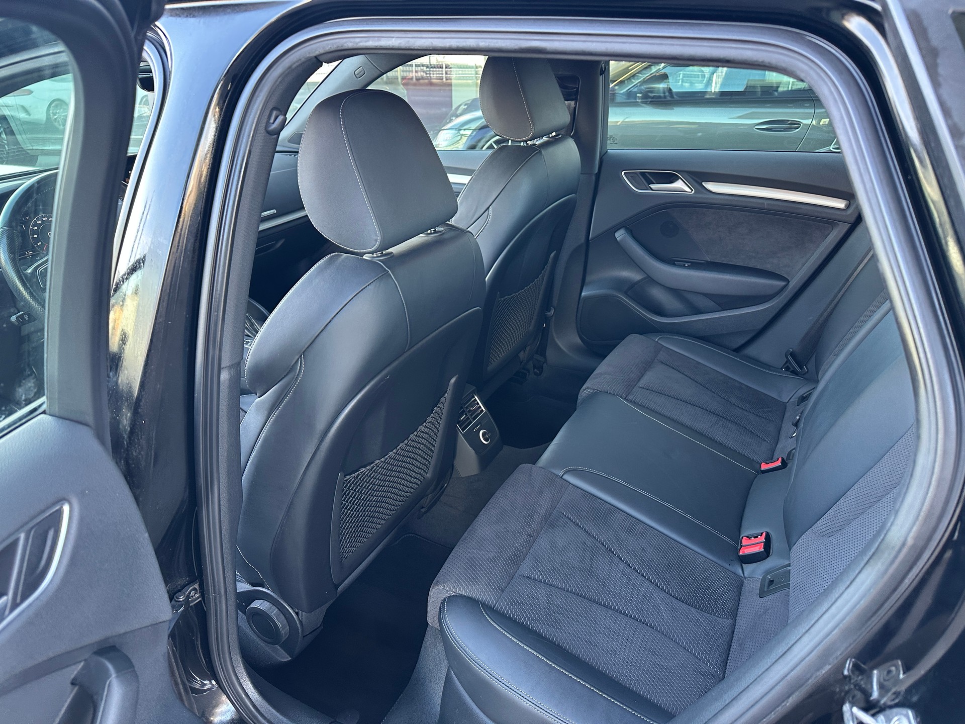 AUDI A3 Sportback 2.0 TFSI Sport quattro S-Line-image-15