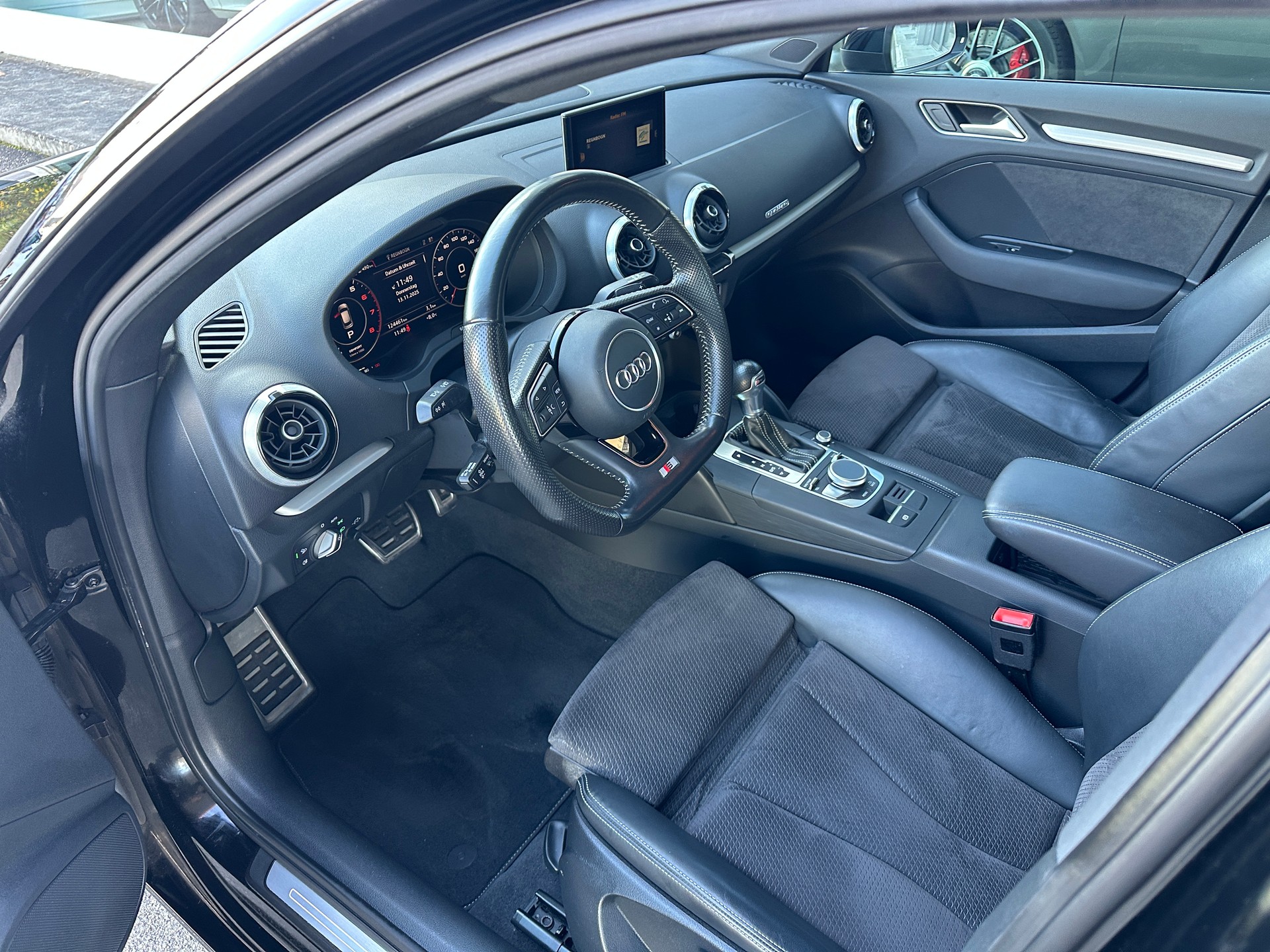 AUDI A3 Sportback 2.0 TFSI Sport quattro S-Line-image-16