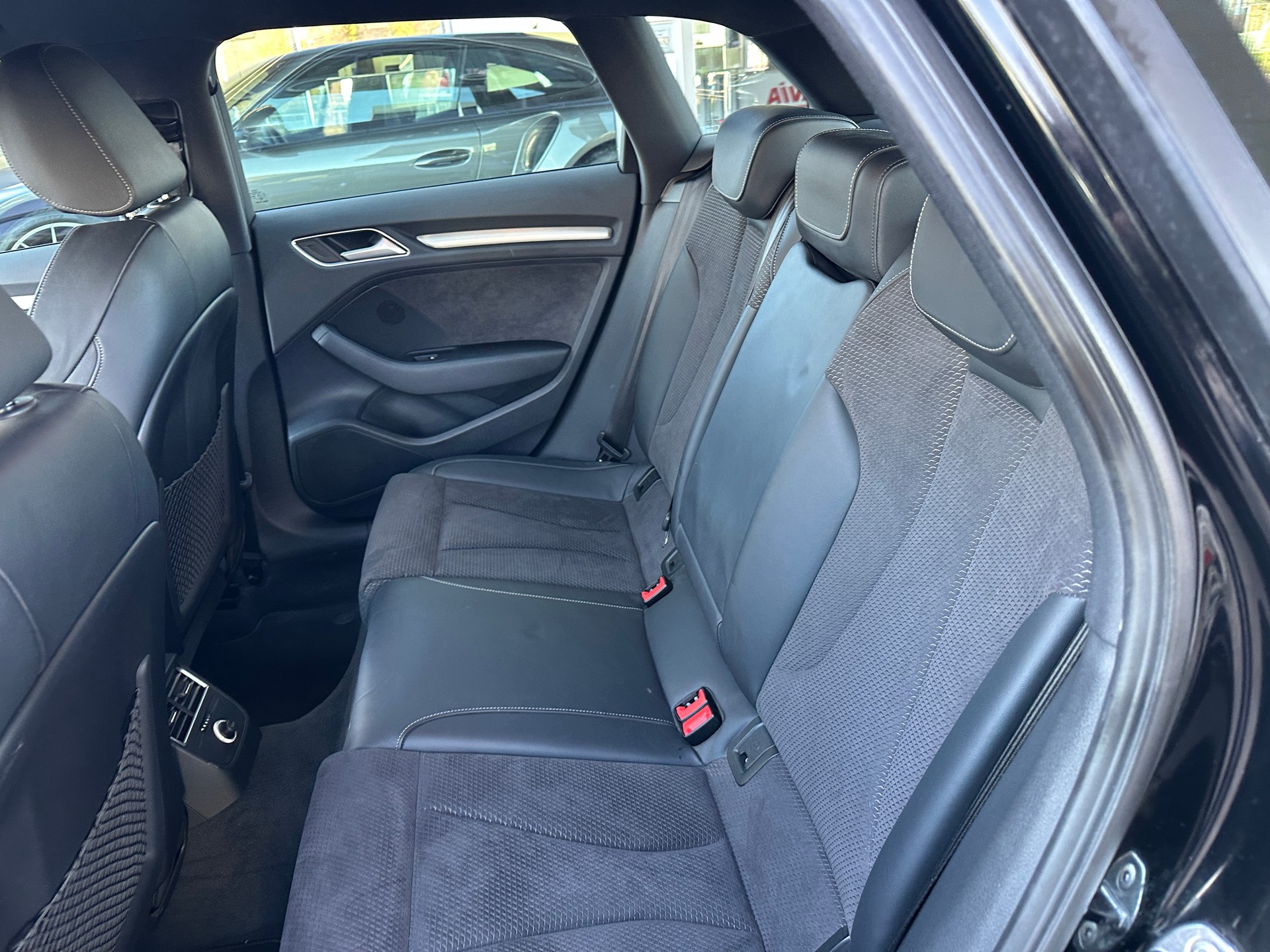 AUDI A3 Sportback 2.0 TFSI Sport quattro S-Line-image-11