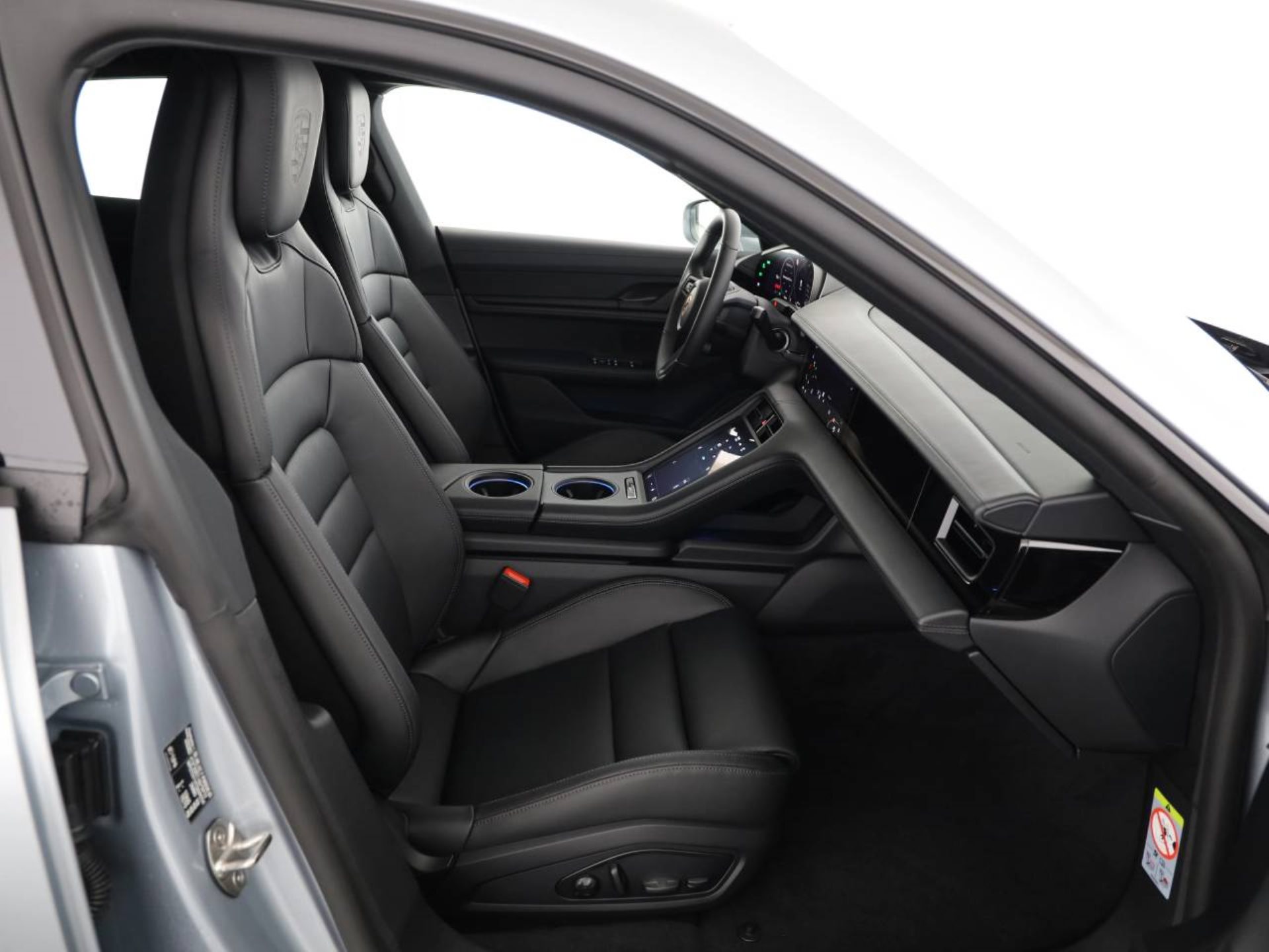 PORSCHE Taycan 4 Cross Turismo-image-16