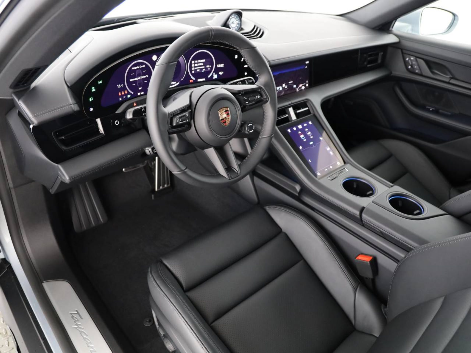 PORSCHE Taycan 4 Cross Turismo-image-4