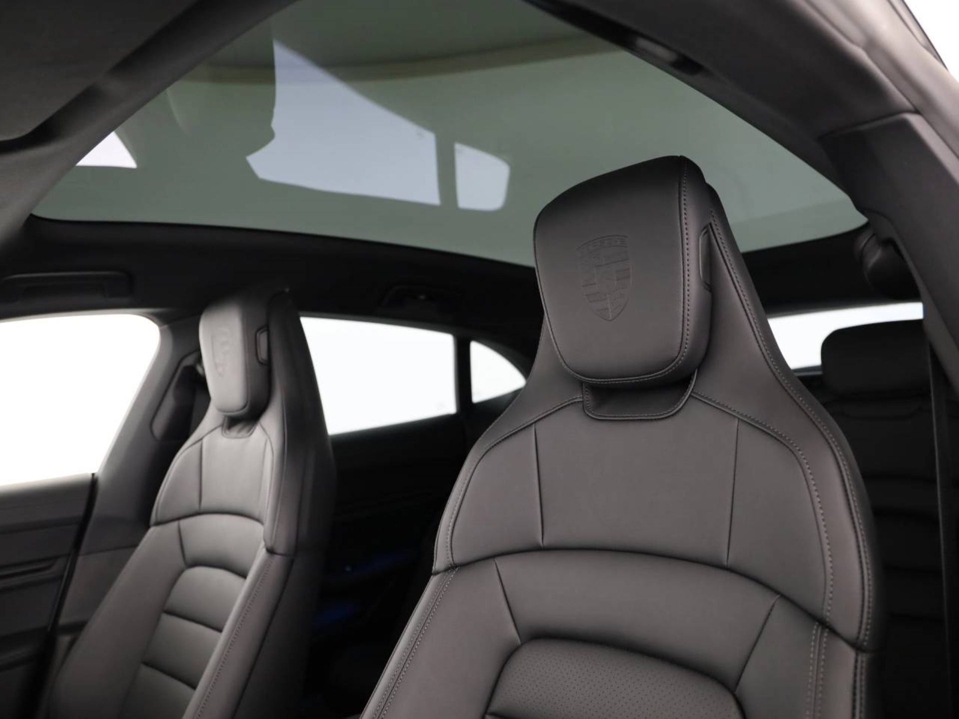 PORSCHE Taycan 4 Cross Turismo-image-15