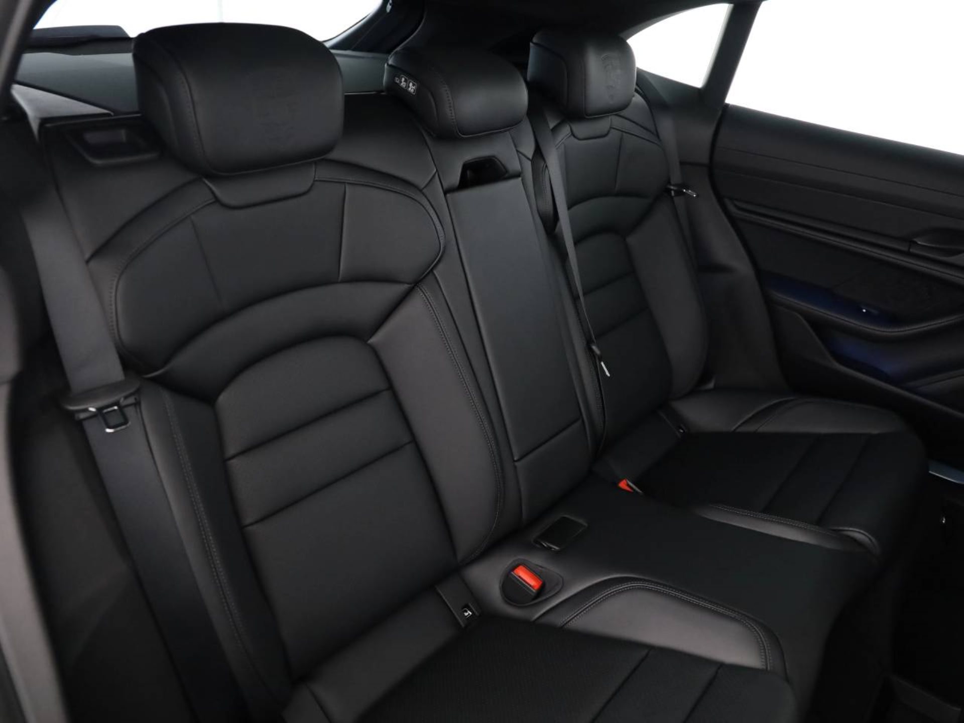 PORSCHE Taycan 4 Cross Turismo-image-17