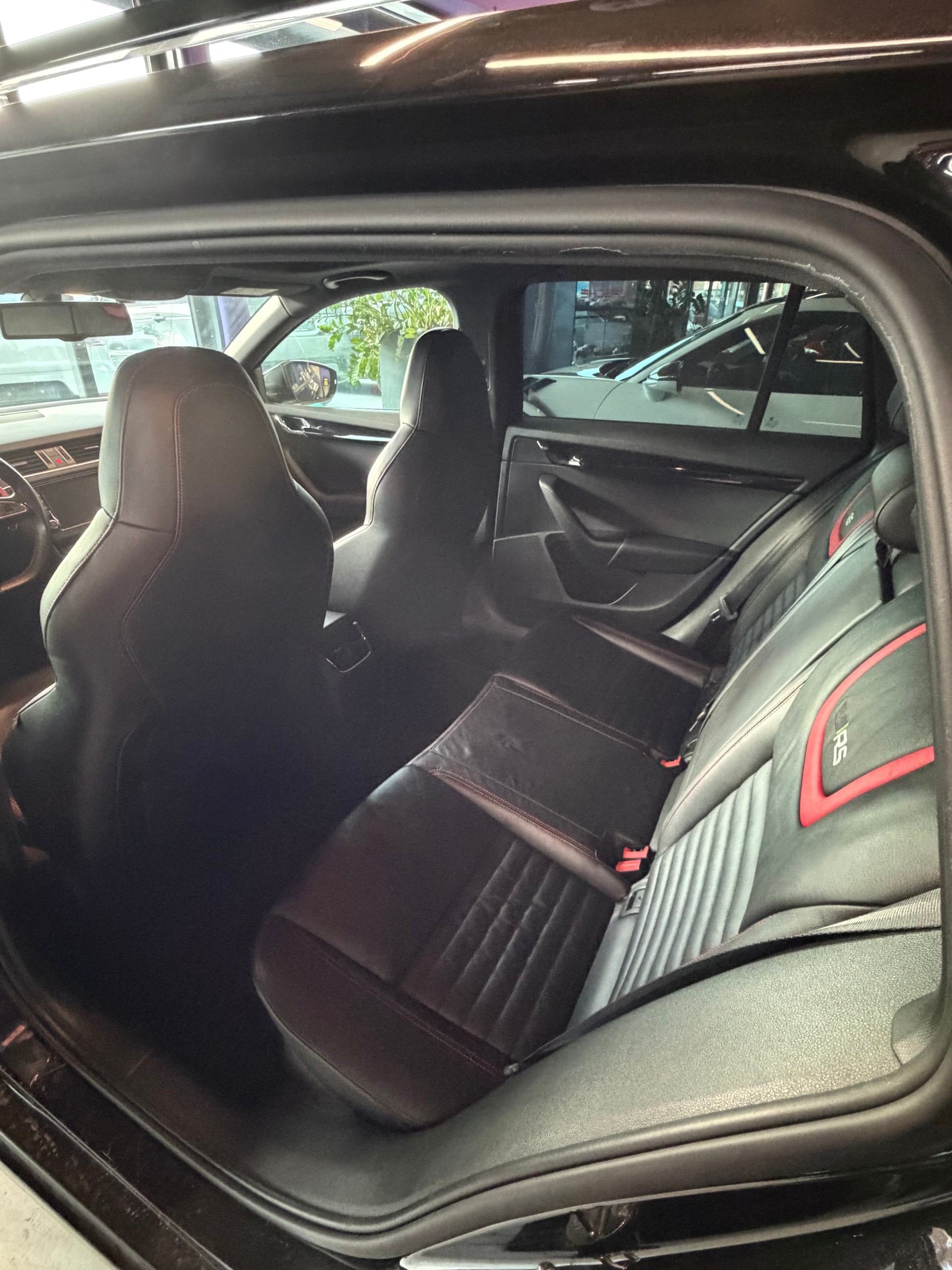 SKODA Octavia Combi 2.0 TSI RS 230 DSG-image-9
