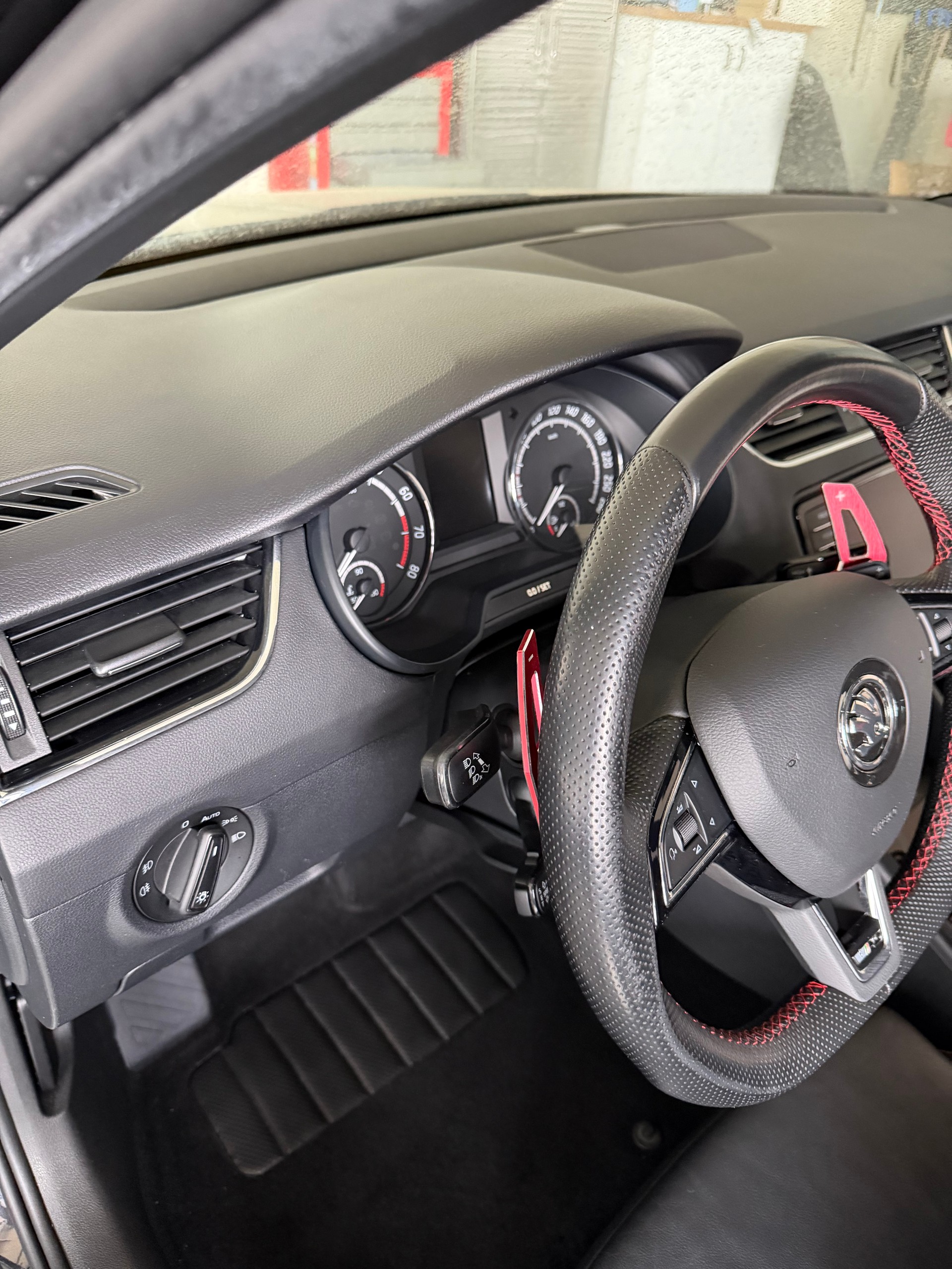 SKODA Octavia Combi 2.0 TSI RS 230 DSG-image-12