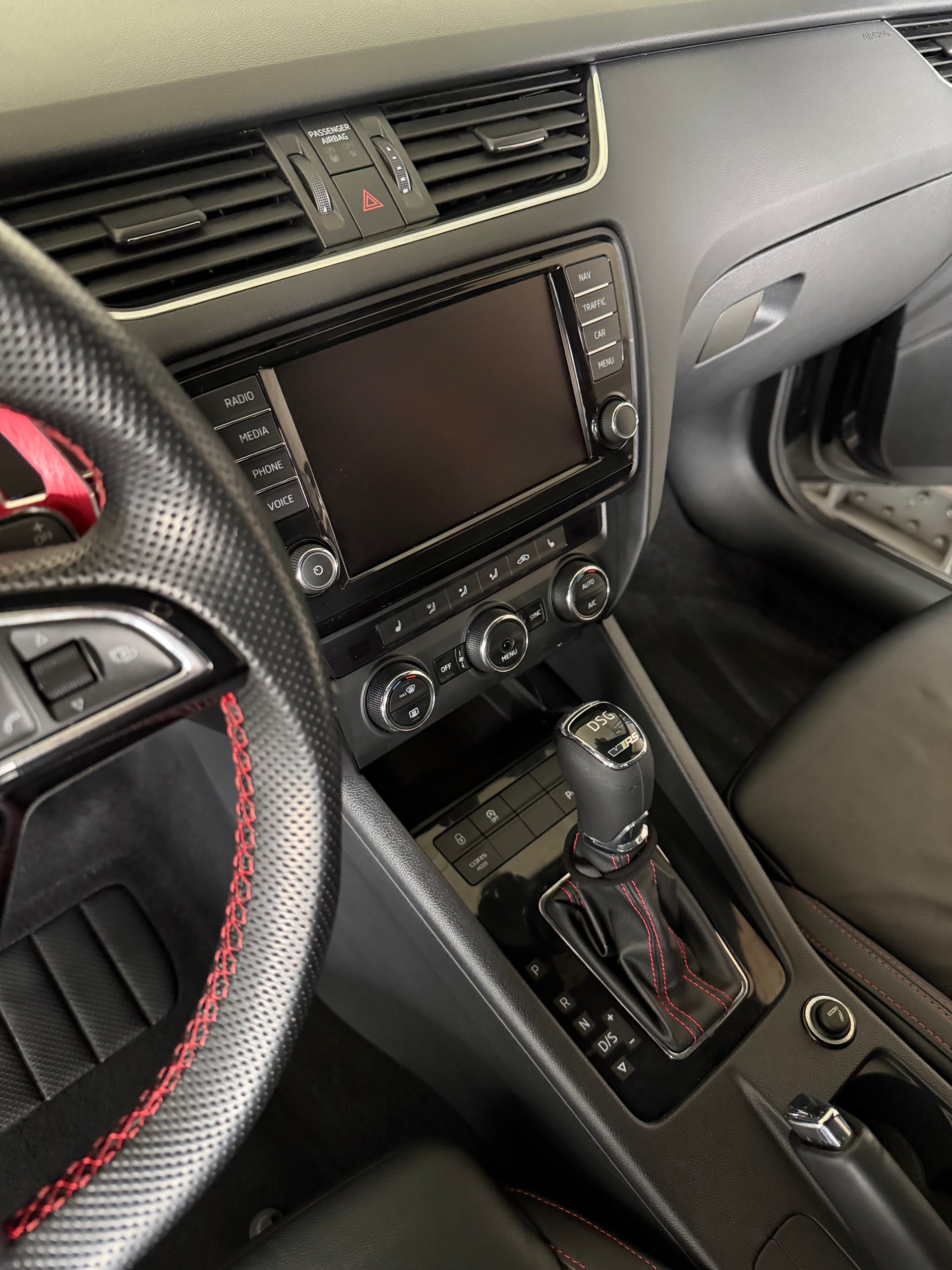 SKODA Octavia Combi 2.0 TSI RS 230 DSG-image-11