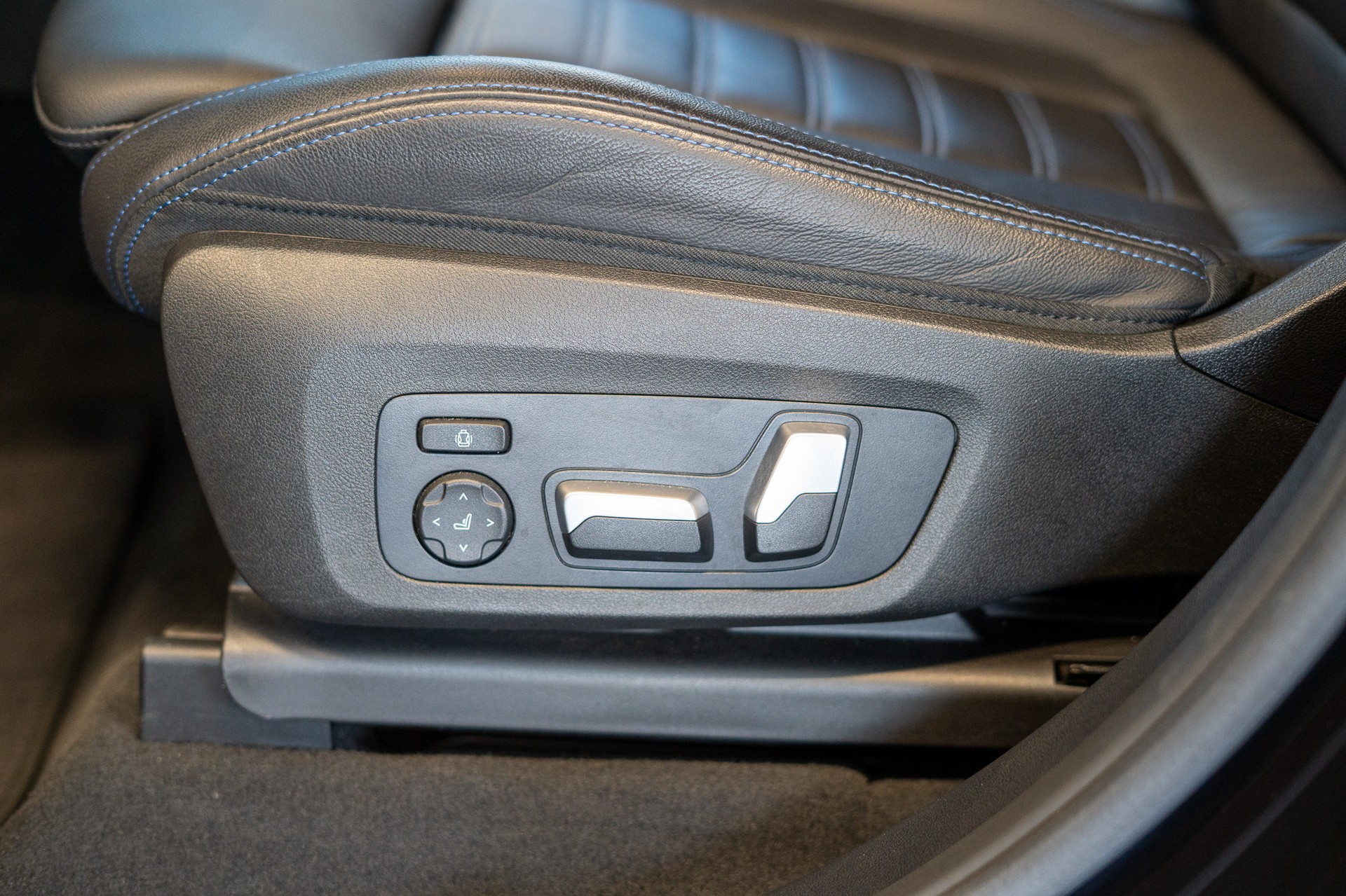 BMW X4 M40d / 360°Kamera / HeadUp / Anhängerkupplung-image-10