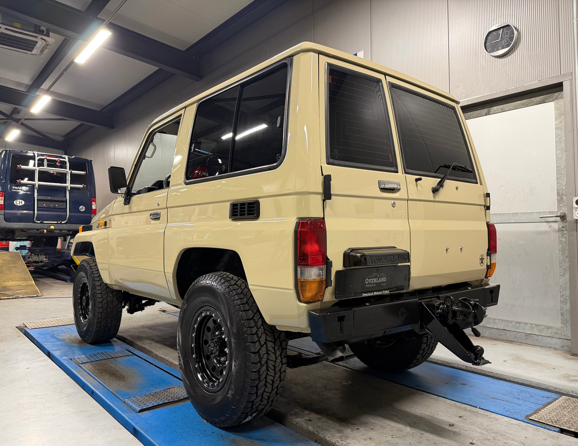 TOYOTA Land Cruiser 400 HdT 4.2 D-showroom-element-2