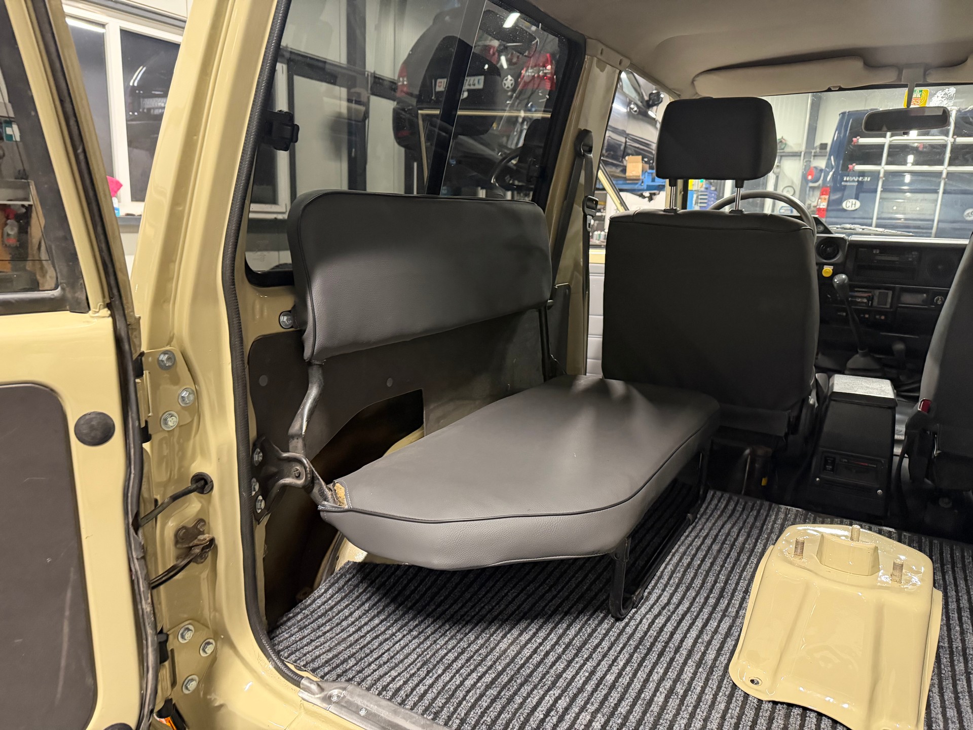 TOYOTA Land Cruiser 400 HdT 4.2 D-image-13