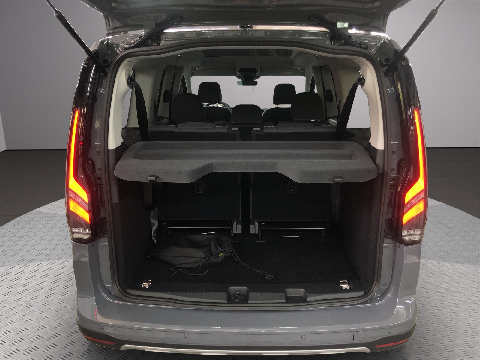FORD TOURNEO CONNECT Grand 1.5 EcoB-image-13