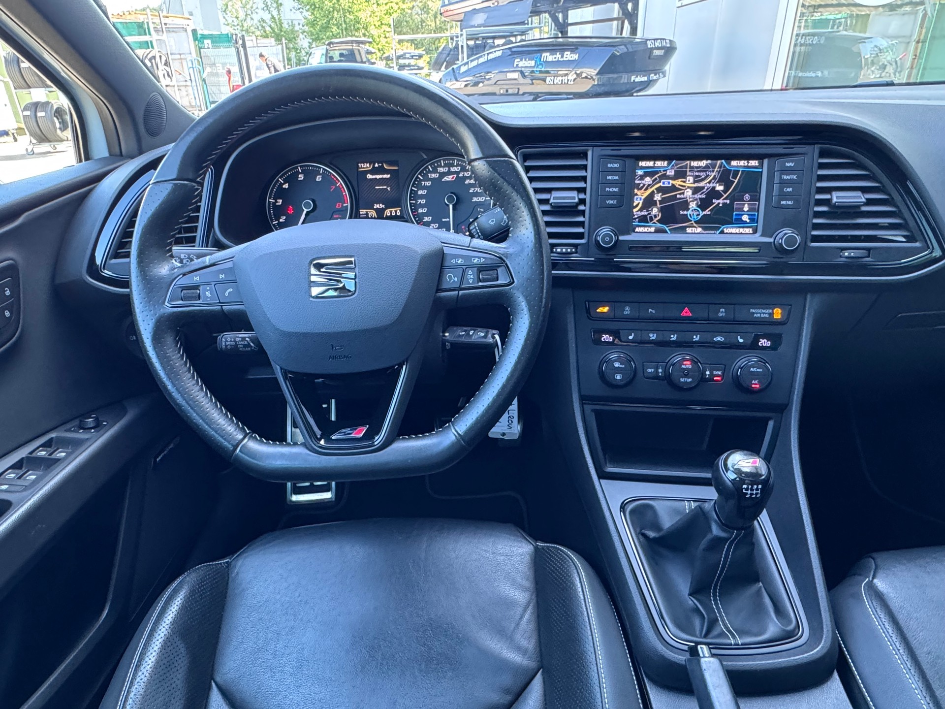 SEAT Leon 2.0 TSI Cupra 280+19"Alu+Panorama-Schiebedach+Ledersitze+Navi+Soundsystem+ACC+Spurhalte-/Fernlichtassistent+Parksensoren+-image-12