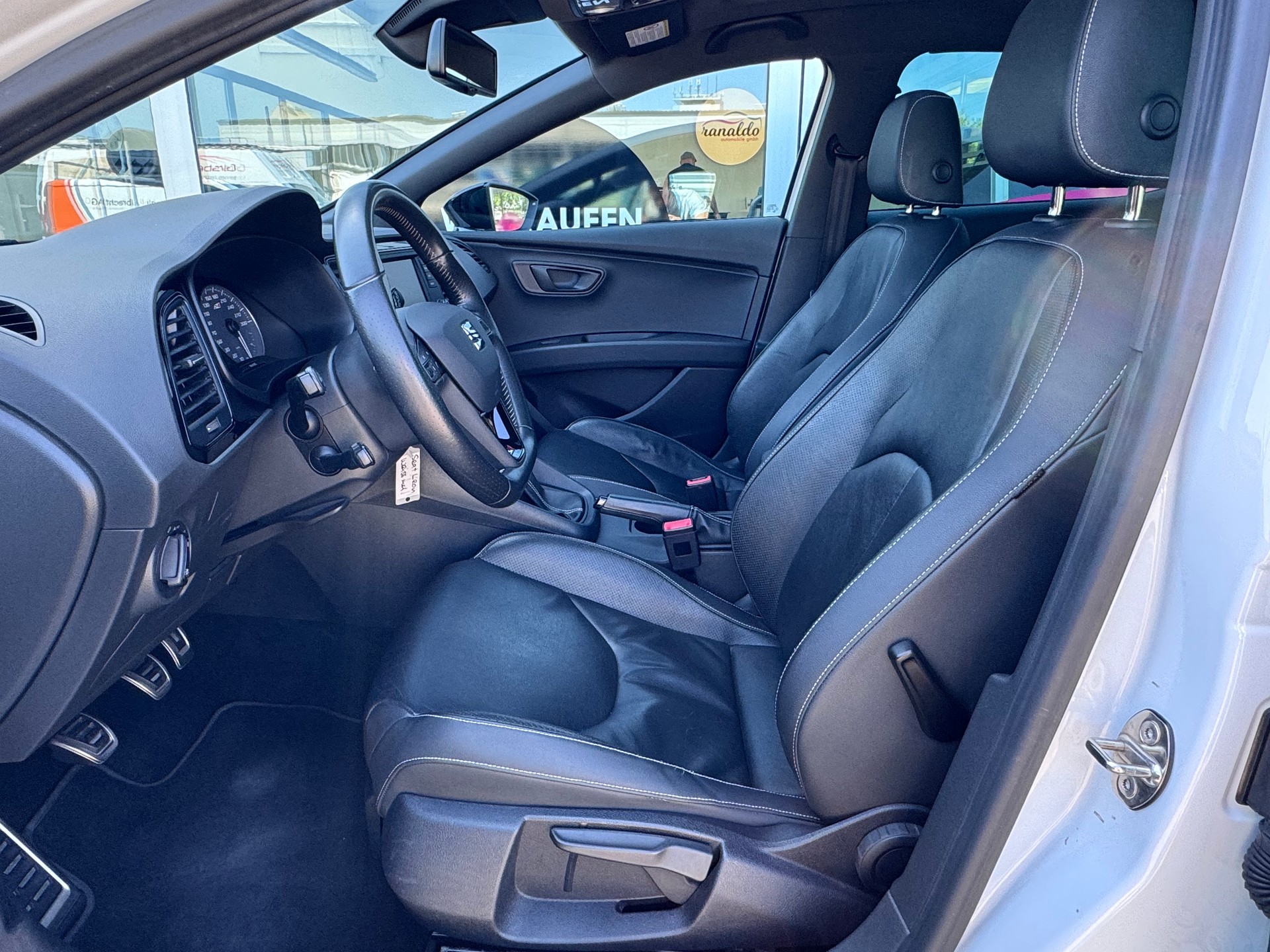 SEAT Leon 2.0 TSI Cupra 280+19"Alu+Panorama-Schiebedach+Ledersitze+Navi+Soundsystem+ACC+Spurhalte-/Fernlichtassistent+Parksensoren+-image-10