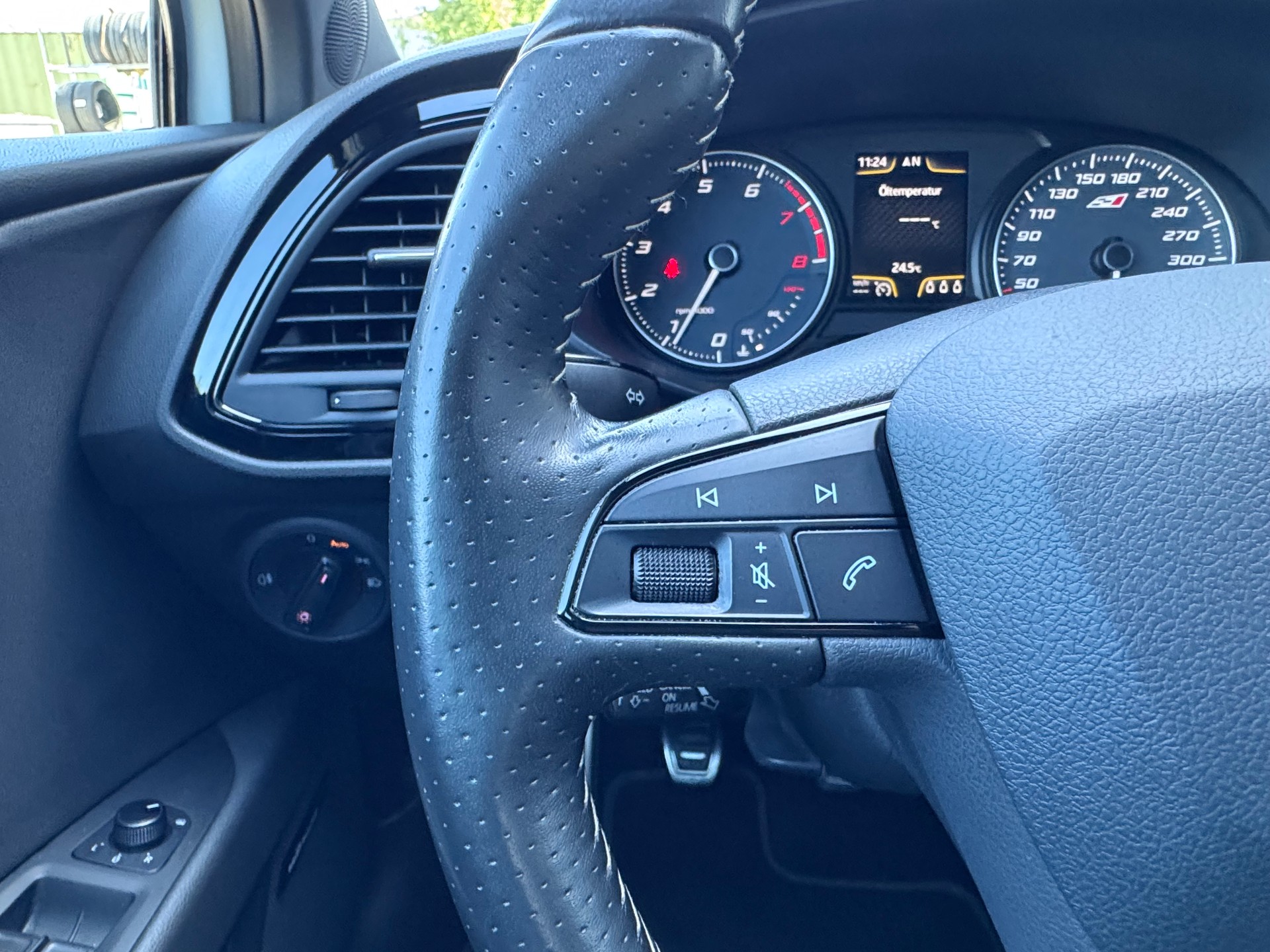 SEAT Leon 2.0 TSI Cupra 280+19"Alu+Panorama-Schiebedach+Ledersitze+Navi+Soundsystem+ACC+Spurhalte-/Fernlichtassistent+Parksensoren+-image-14