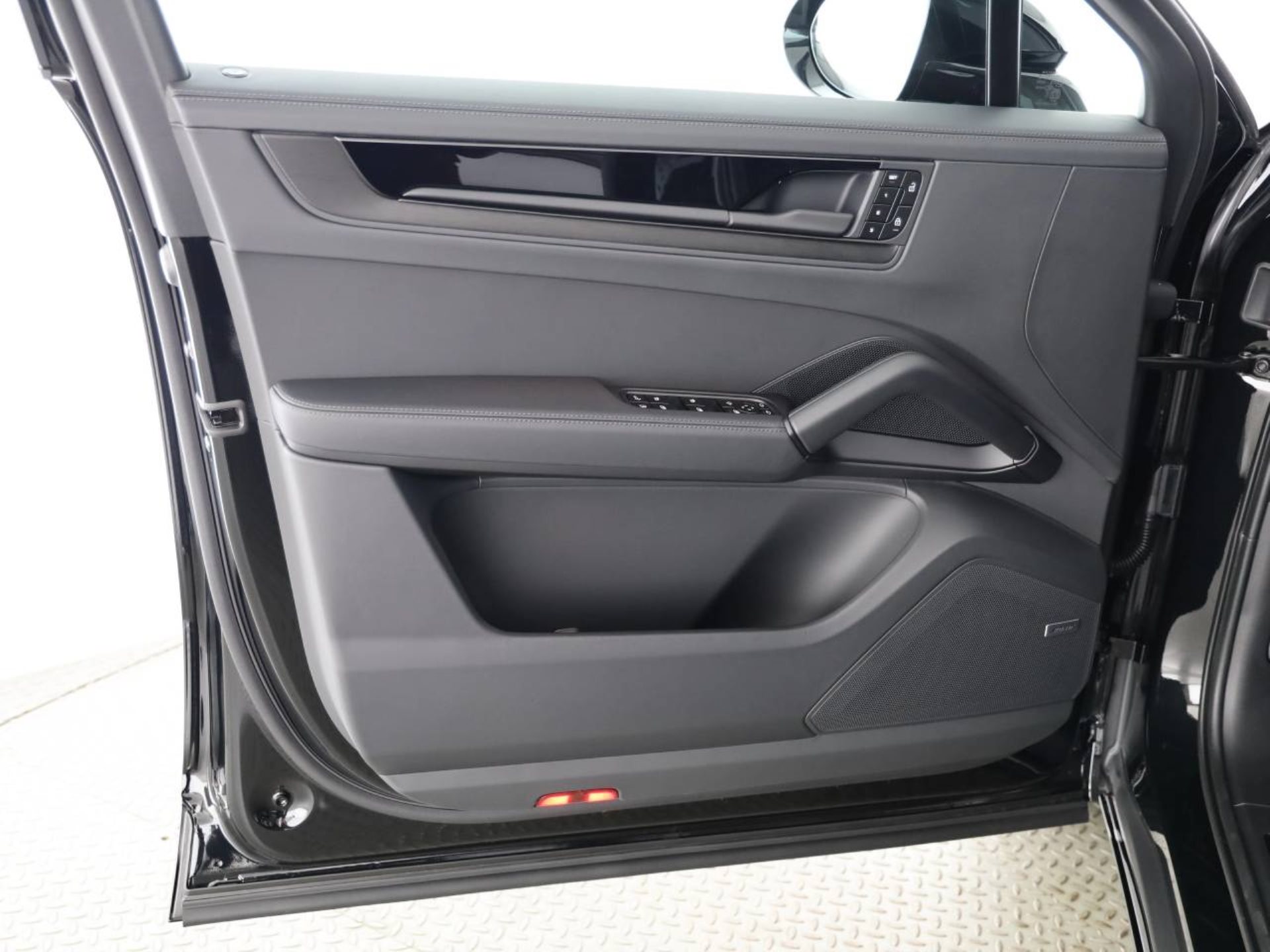 PORSCHE Cayenne E-Hybrid Coupé Black Edition-image-17