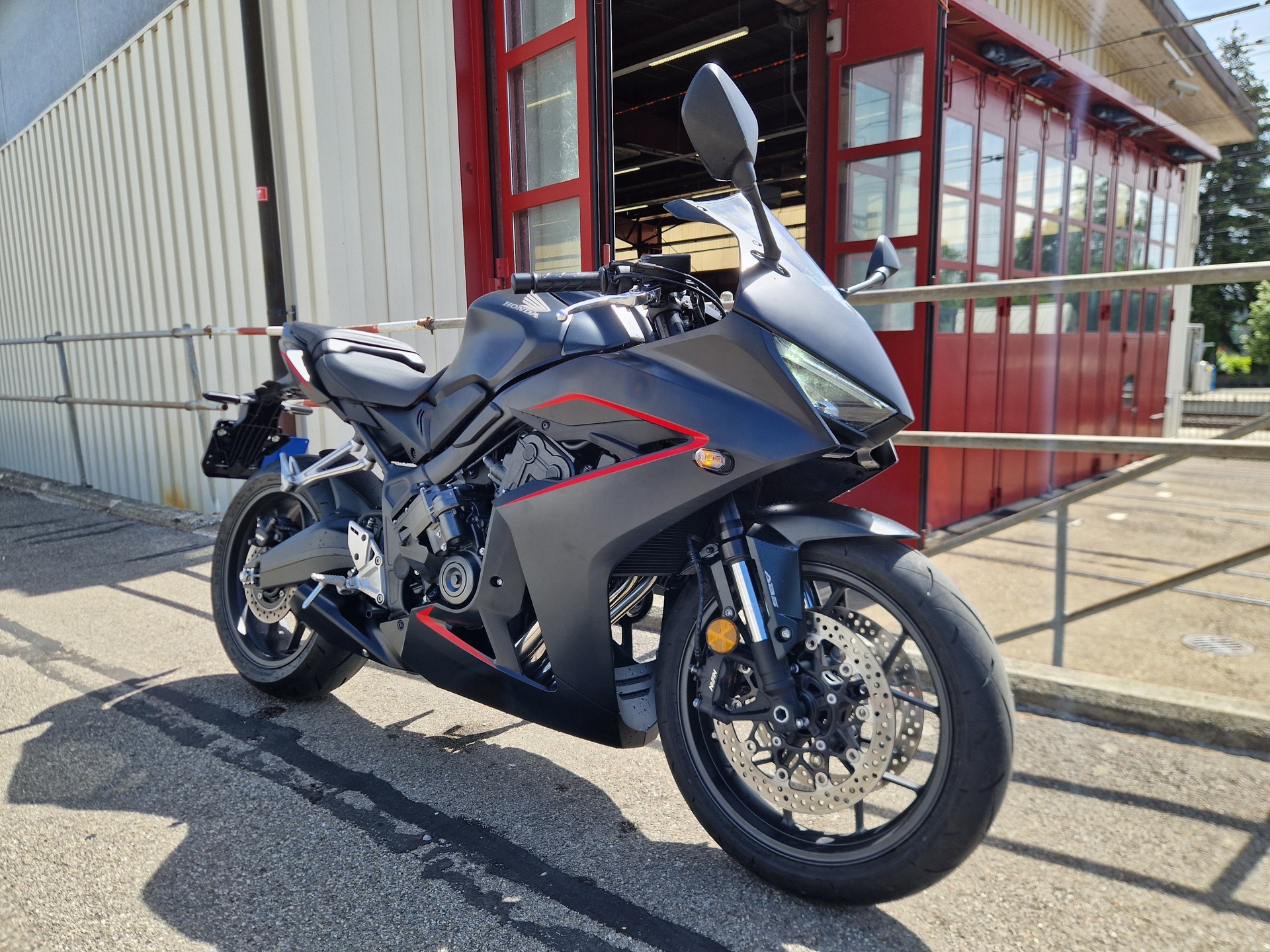 HONDA CBR 650 R E-Clutch (35kW) Black Edition-showroom-element-1