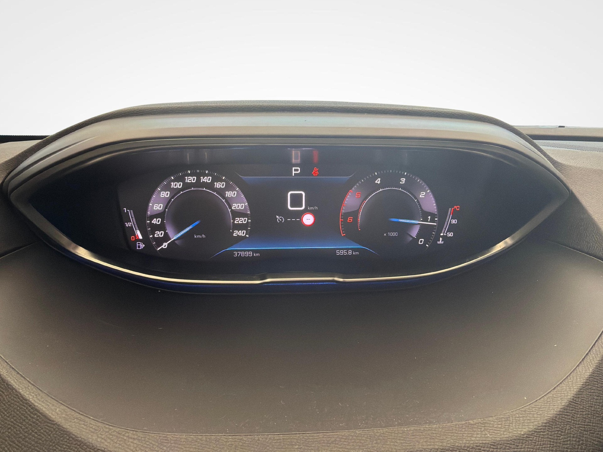 PEUGEOT 5008 1.5 BlueHDi Allure Pack-image-13