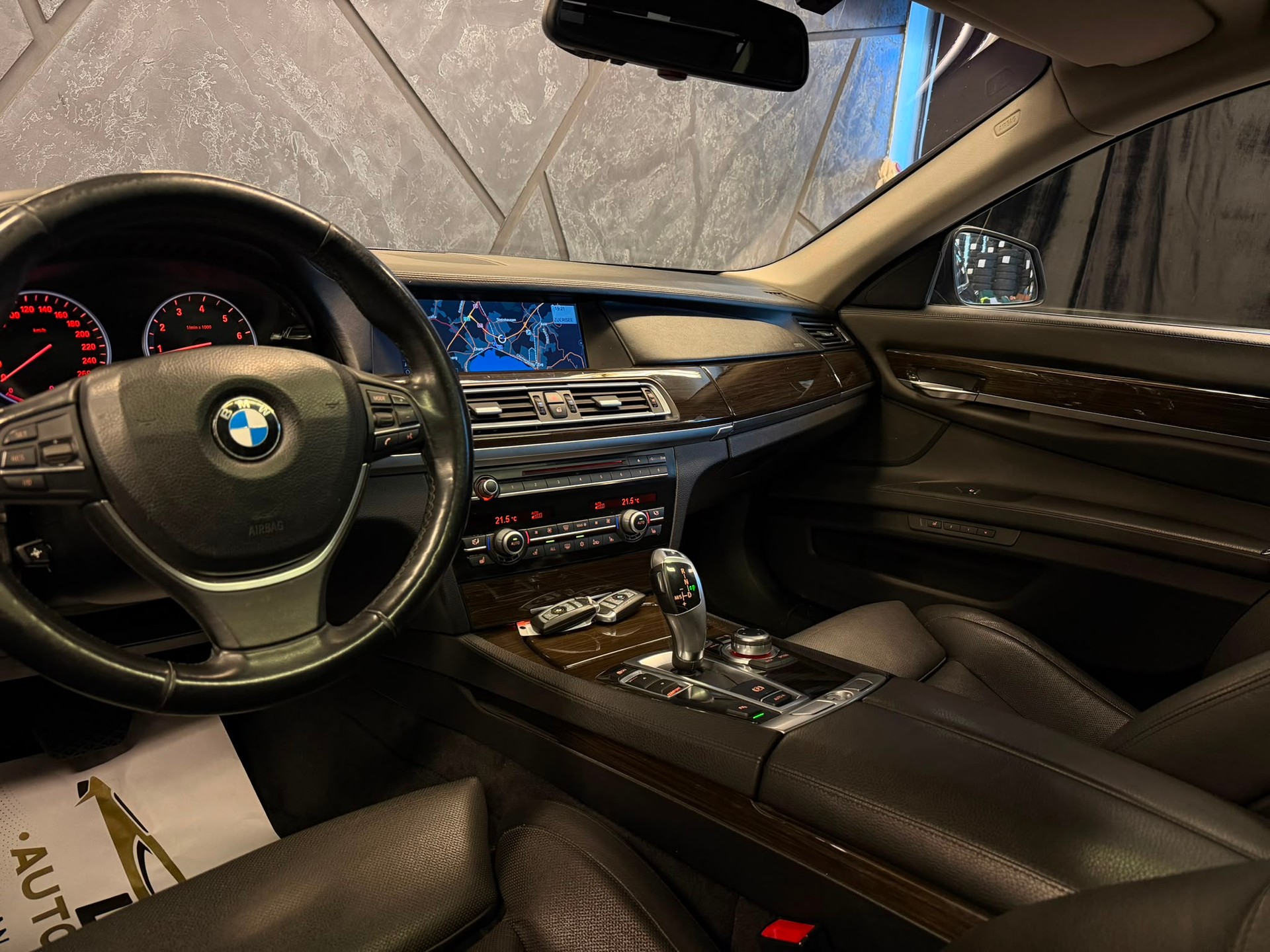 BMW 750i-image-9