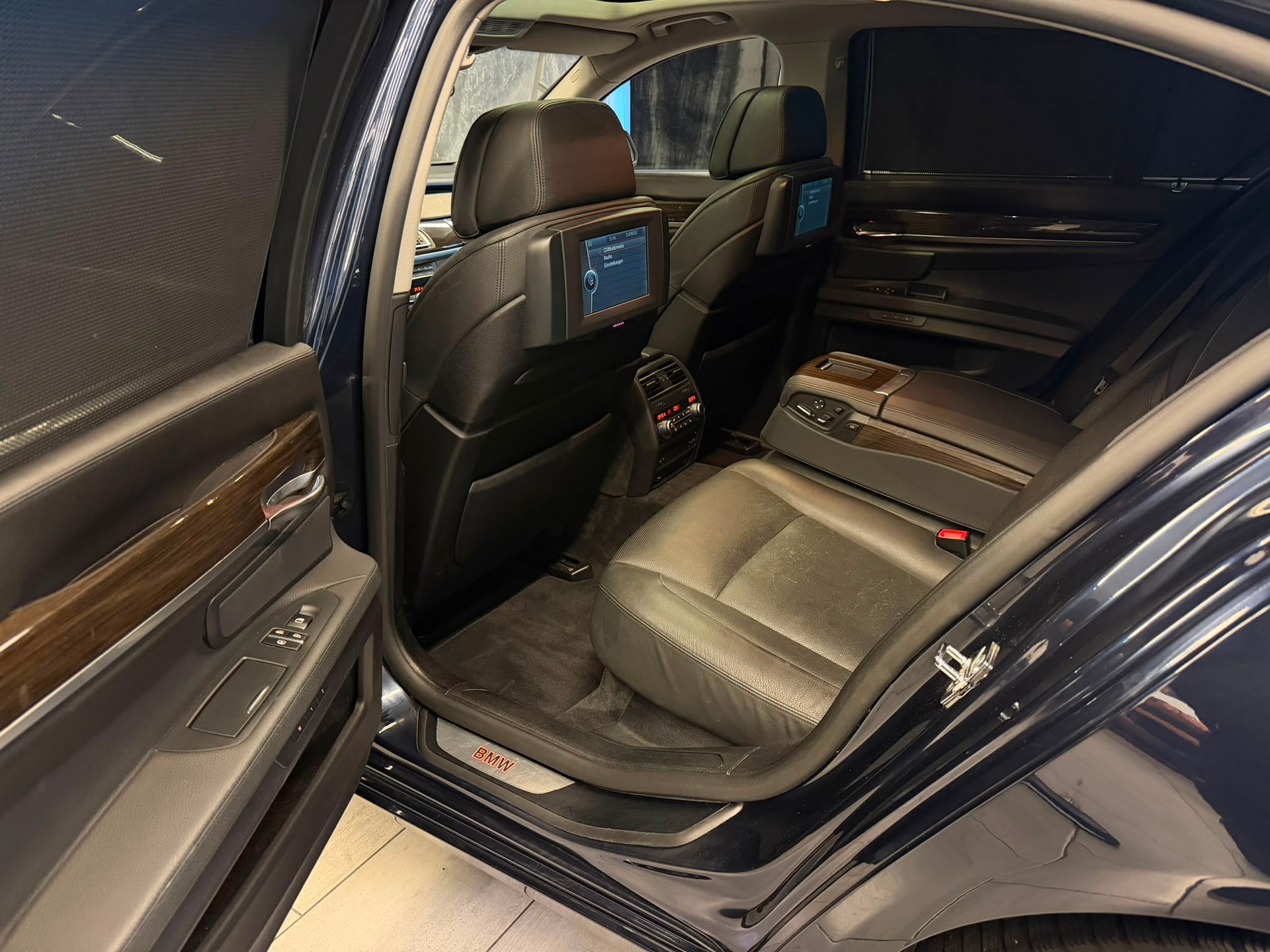 BMW 750i-image-13