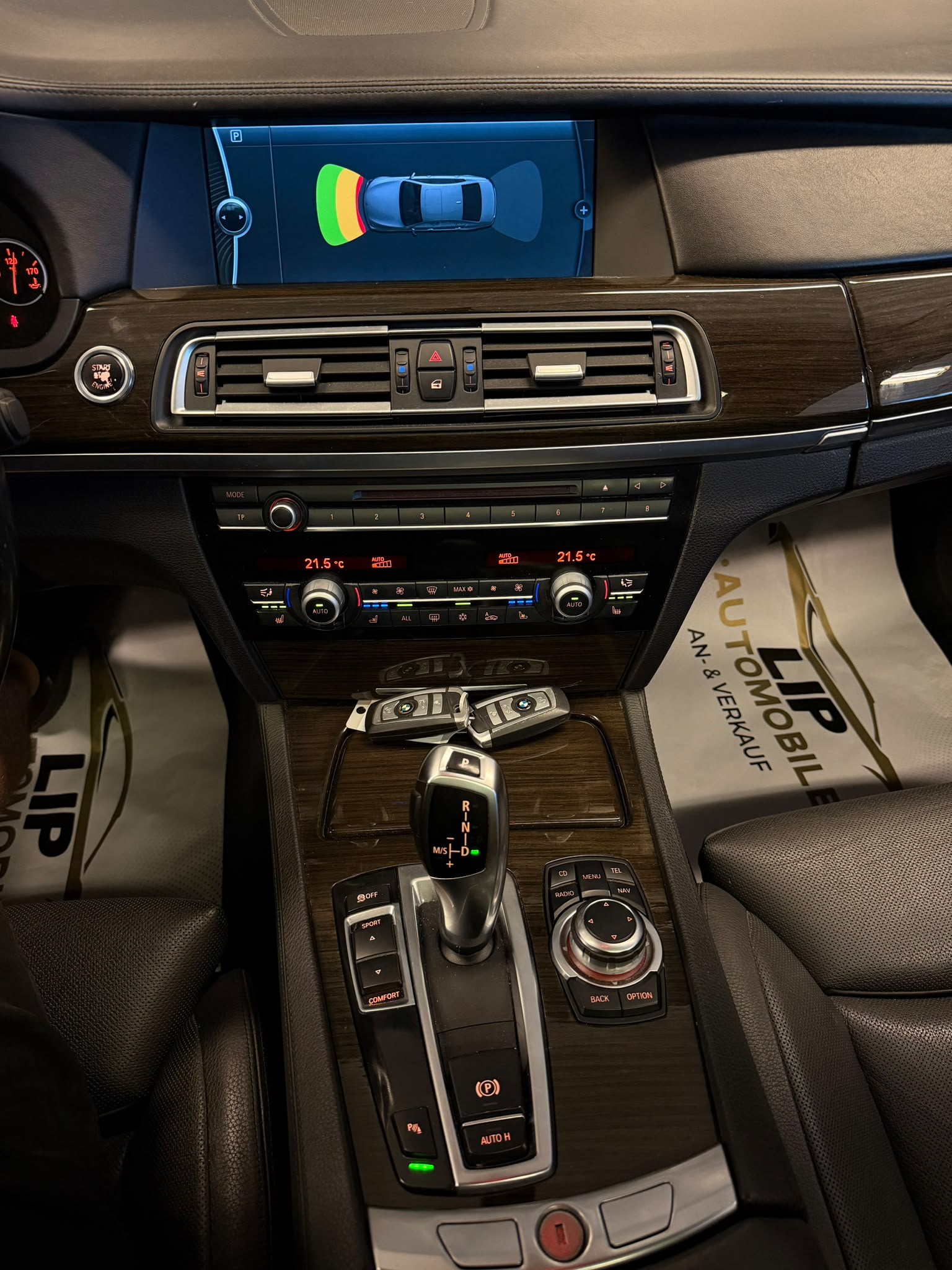 BMW 750i-image-12