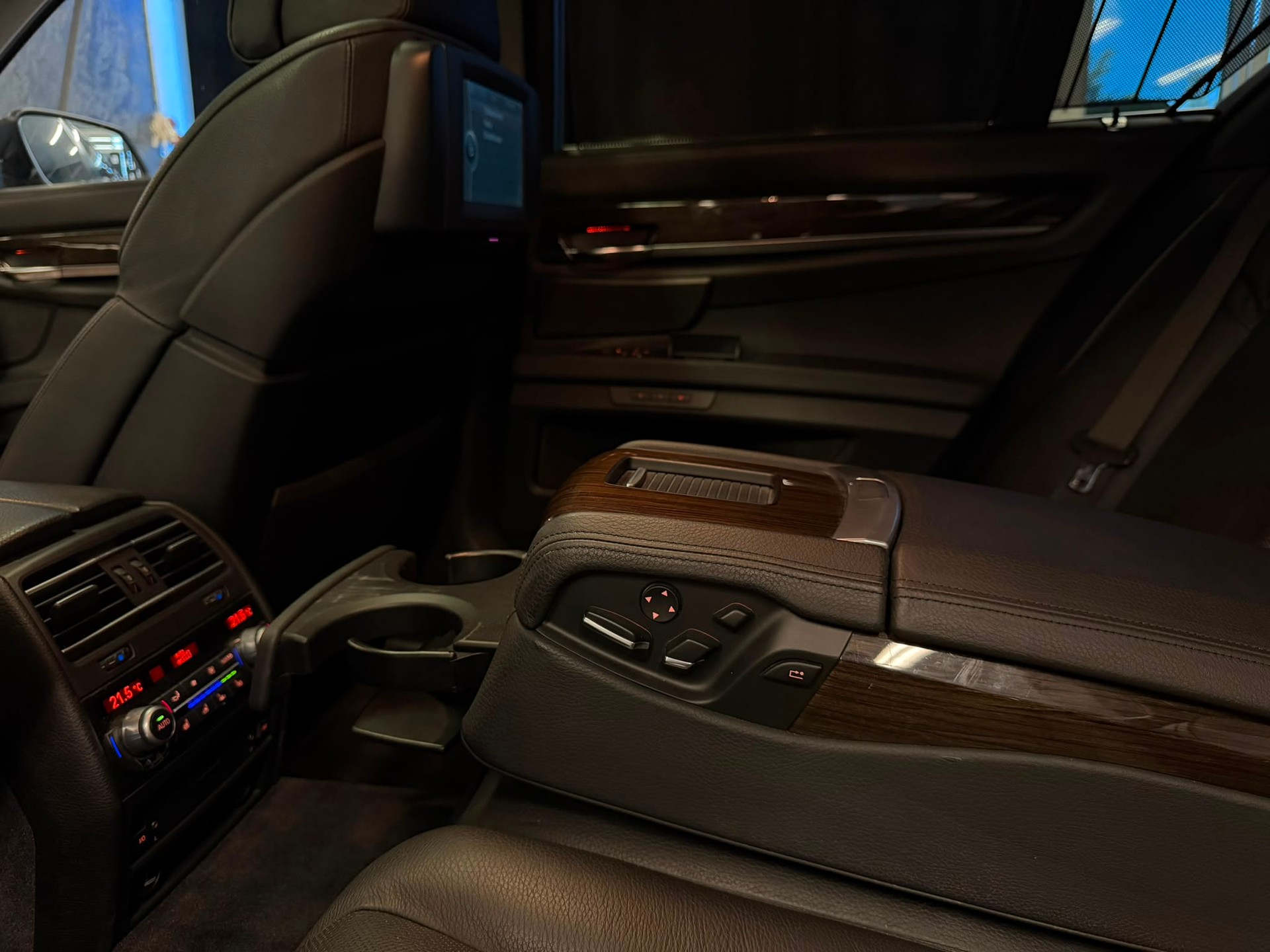 BMW 750i-image-14