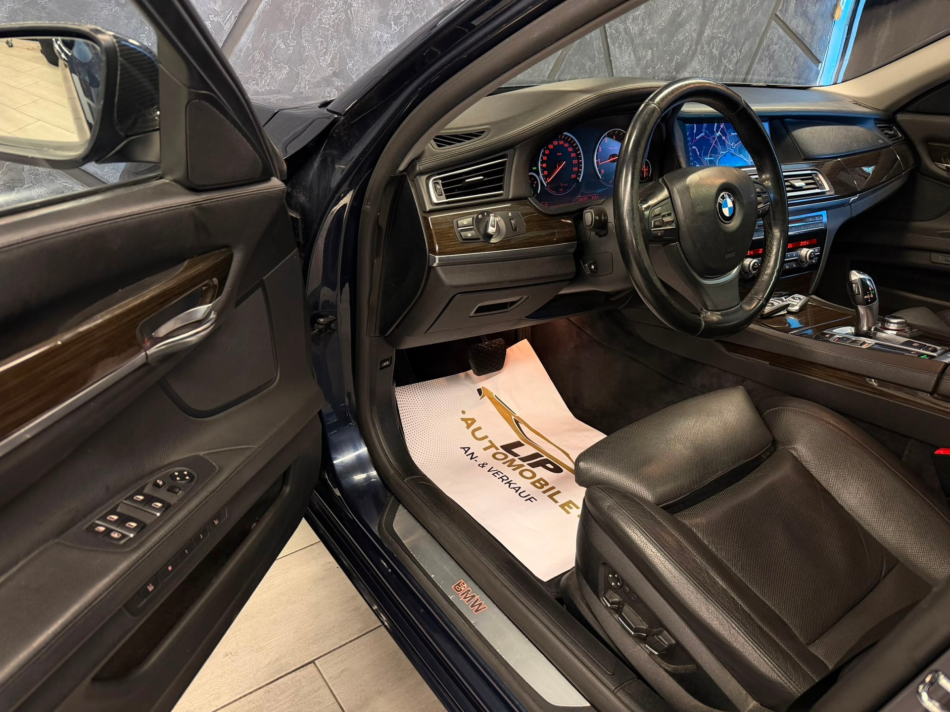 BMW 750i-image-10