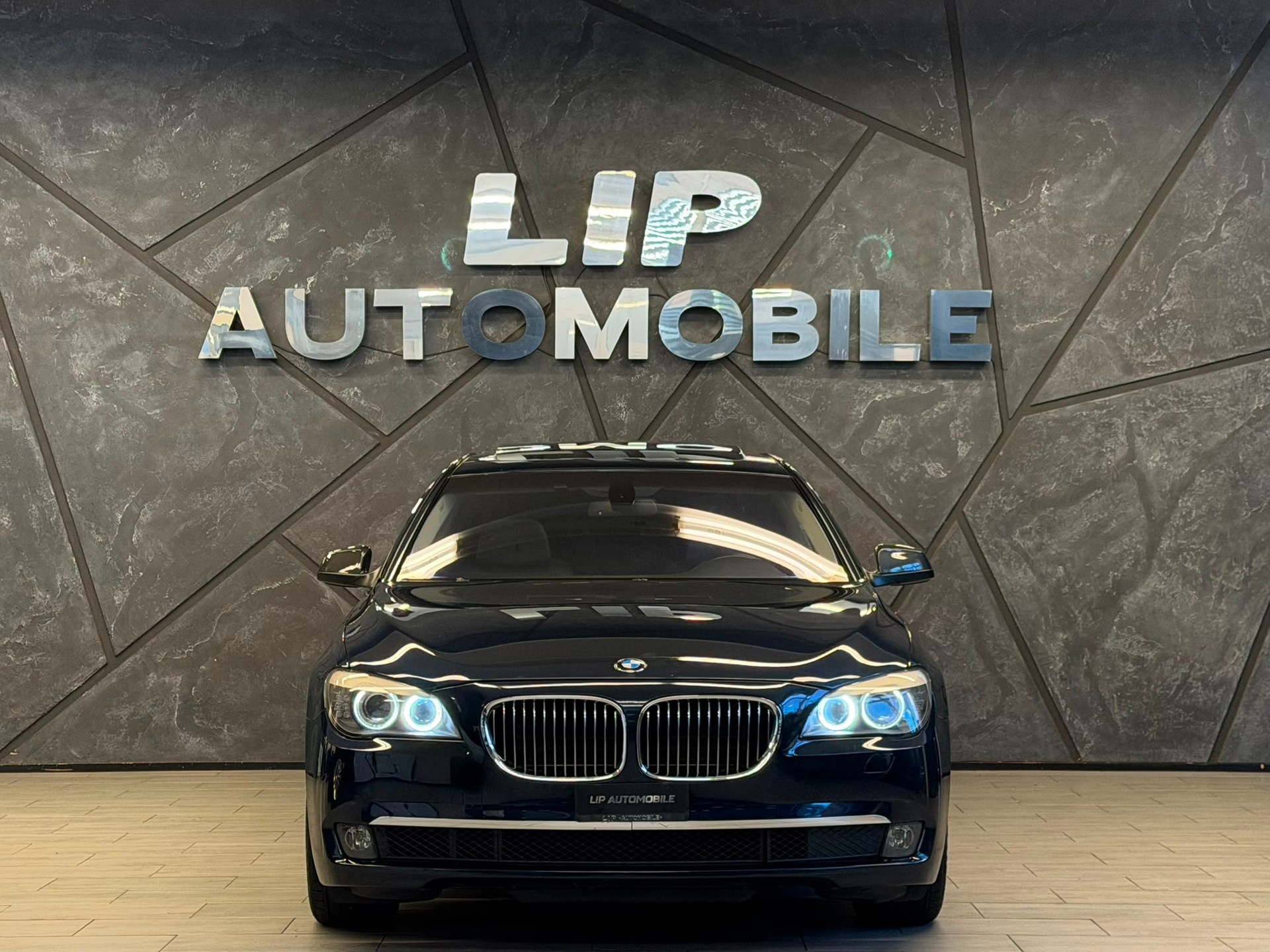 BMW 750i-image-1