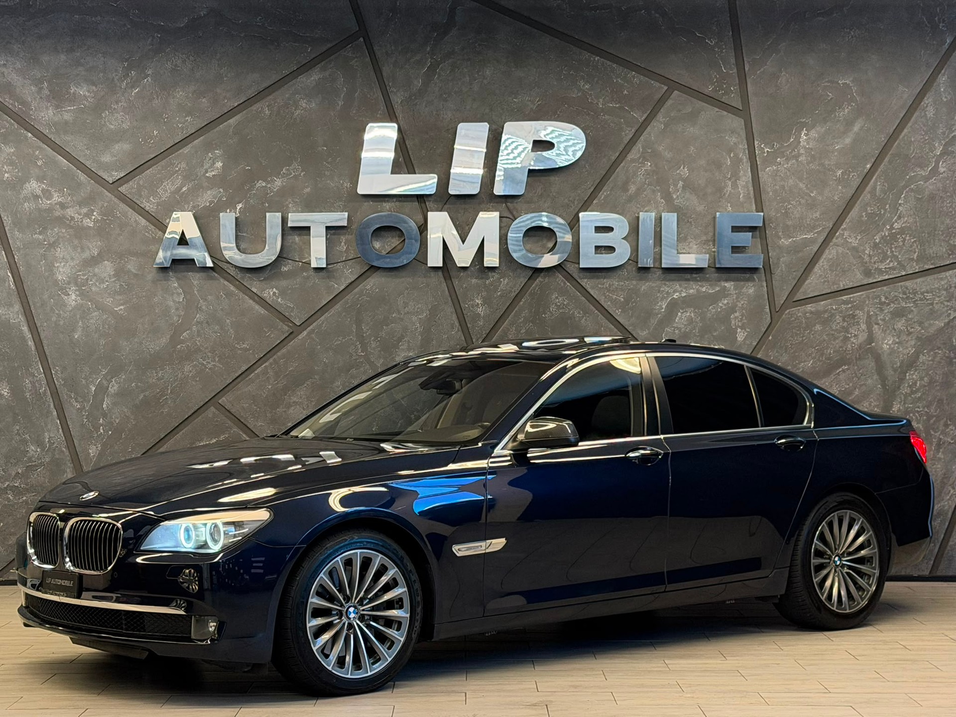 BMW 750i-image-0