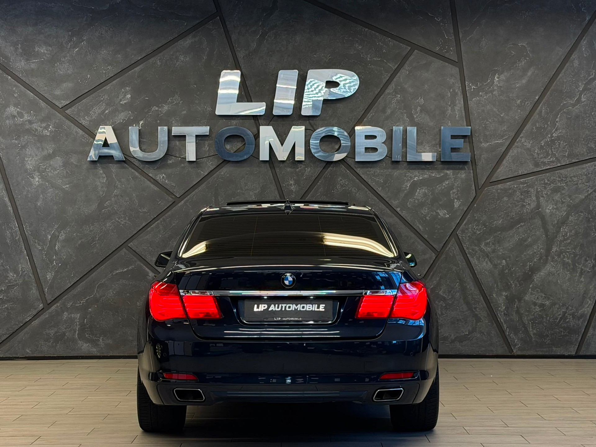 BMW 750i-image-6