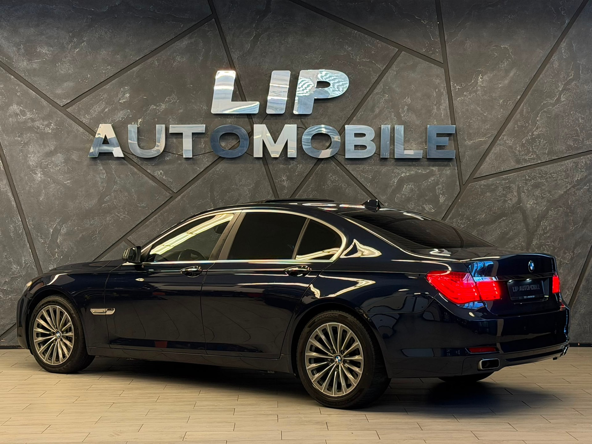 BMW 750i-image-7