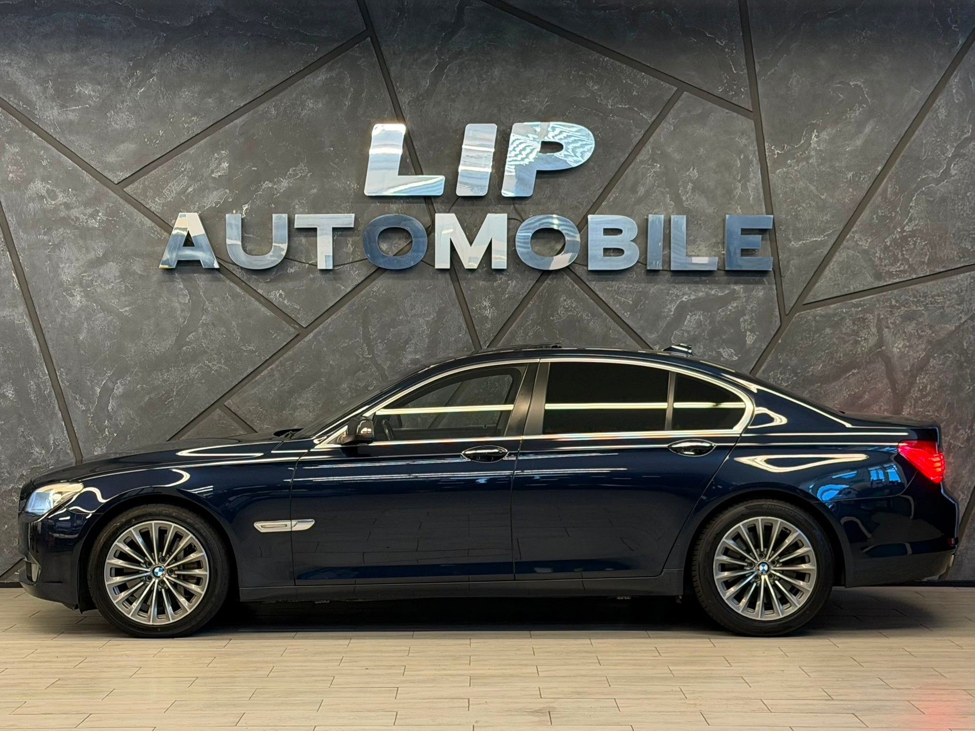 BMW 750i-image-4