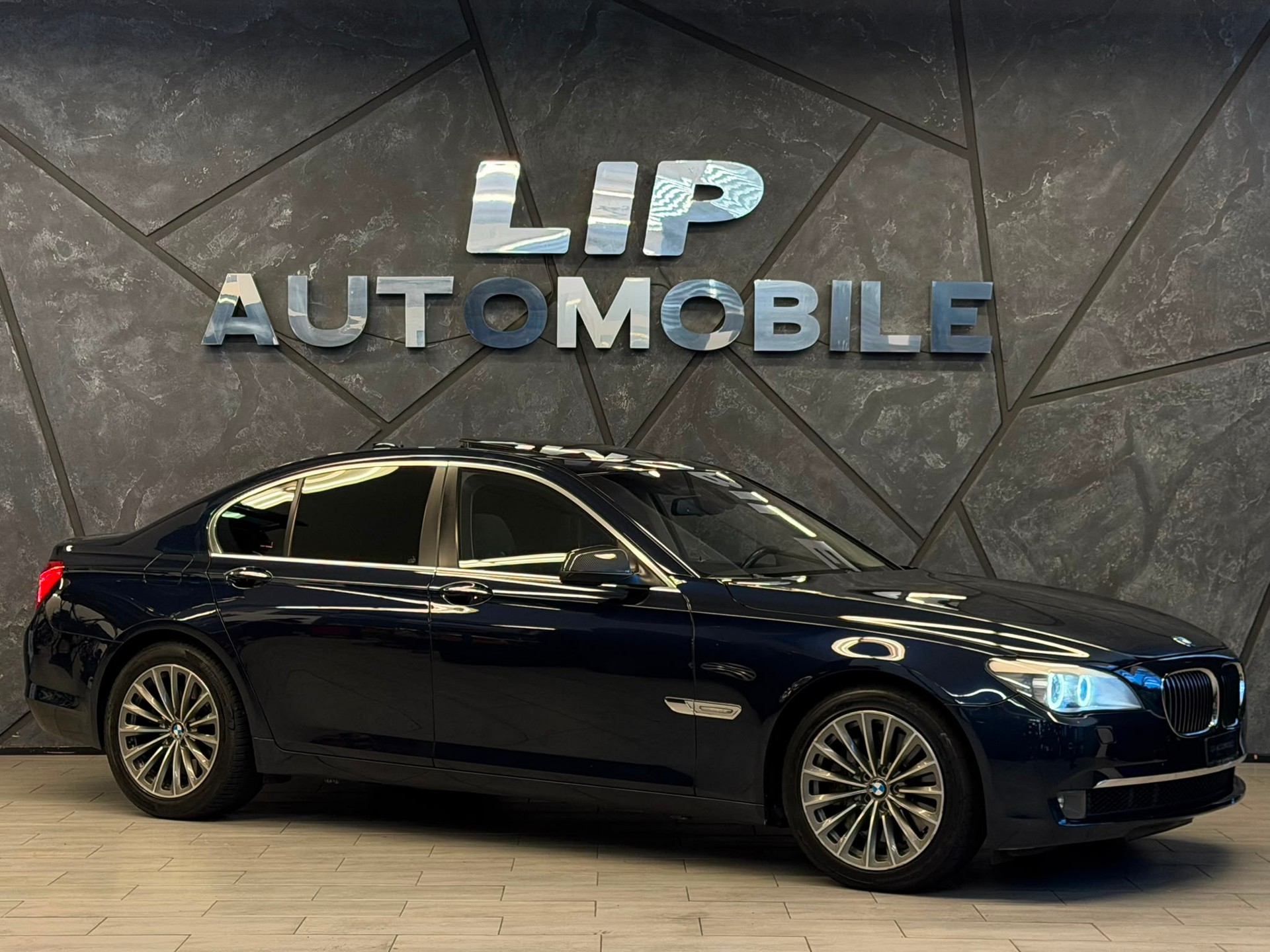 BMW 750i-image-2
