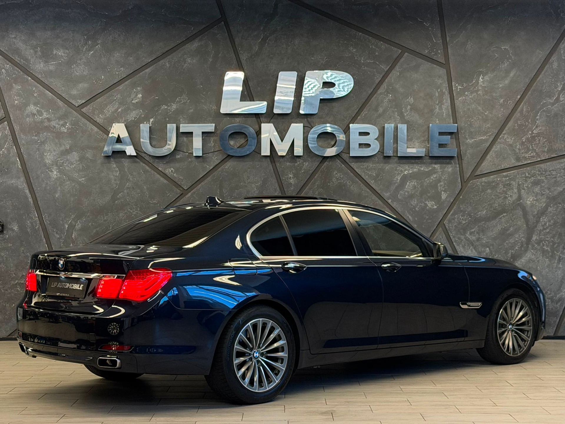 BMW 750i-image-5