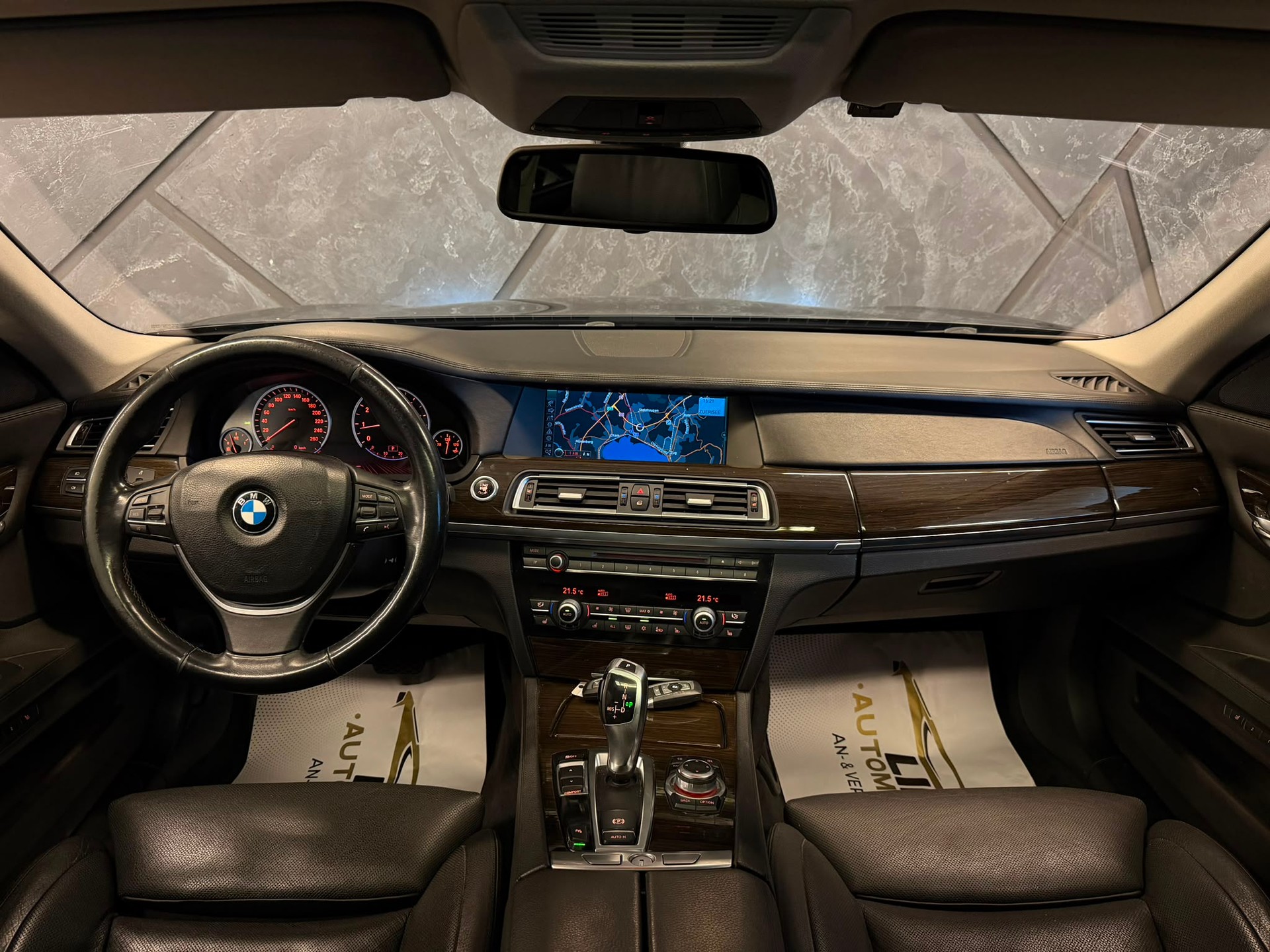BMW 750i-image-8