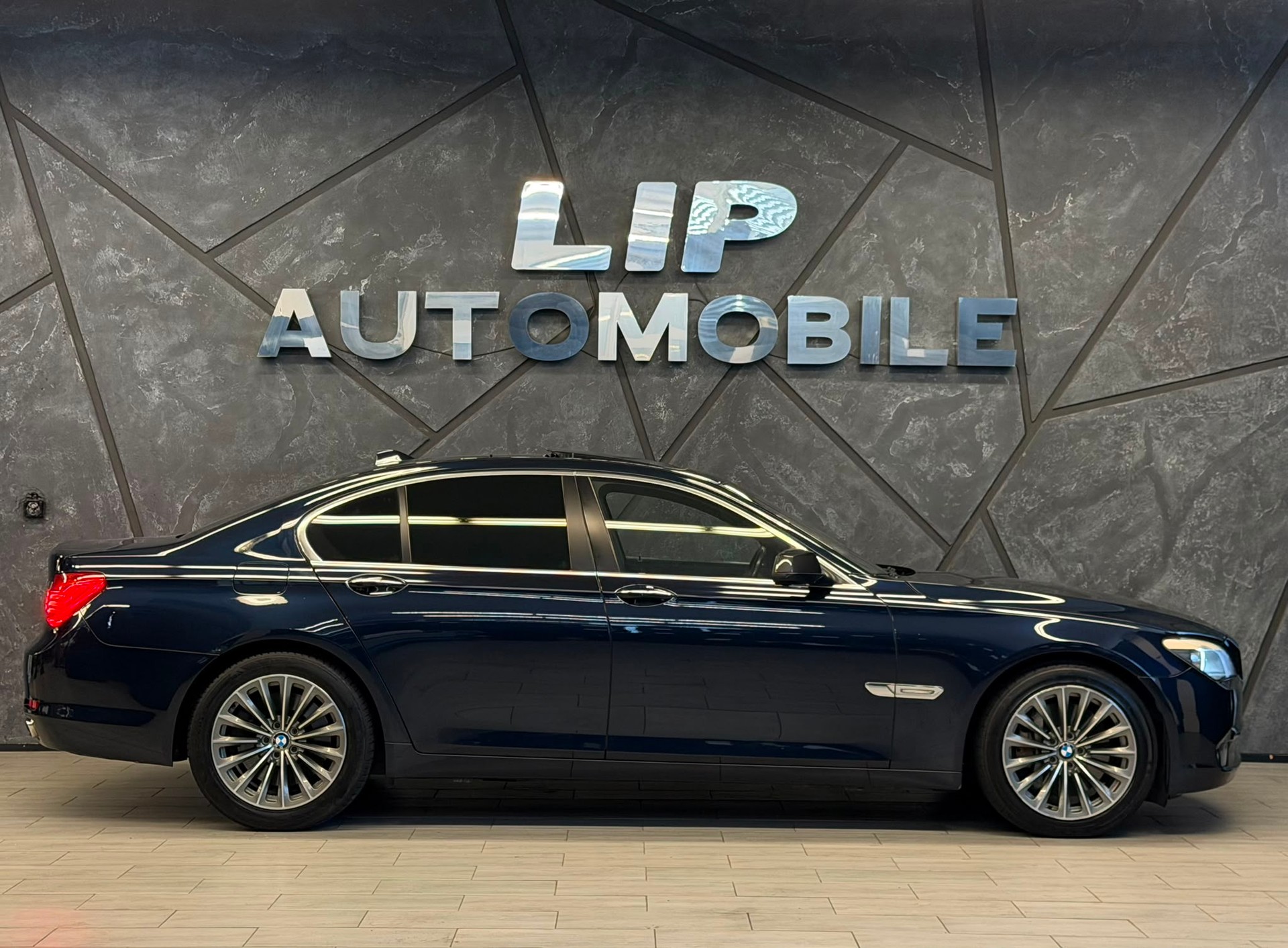 BMW 750i-image-3