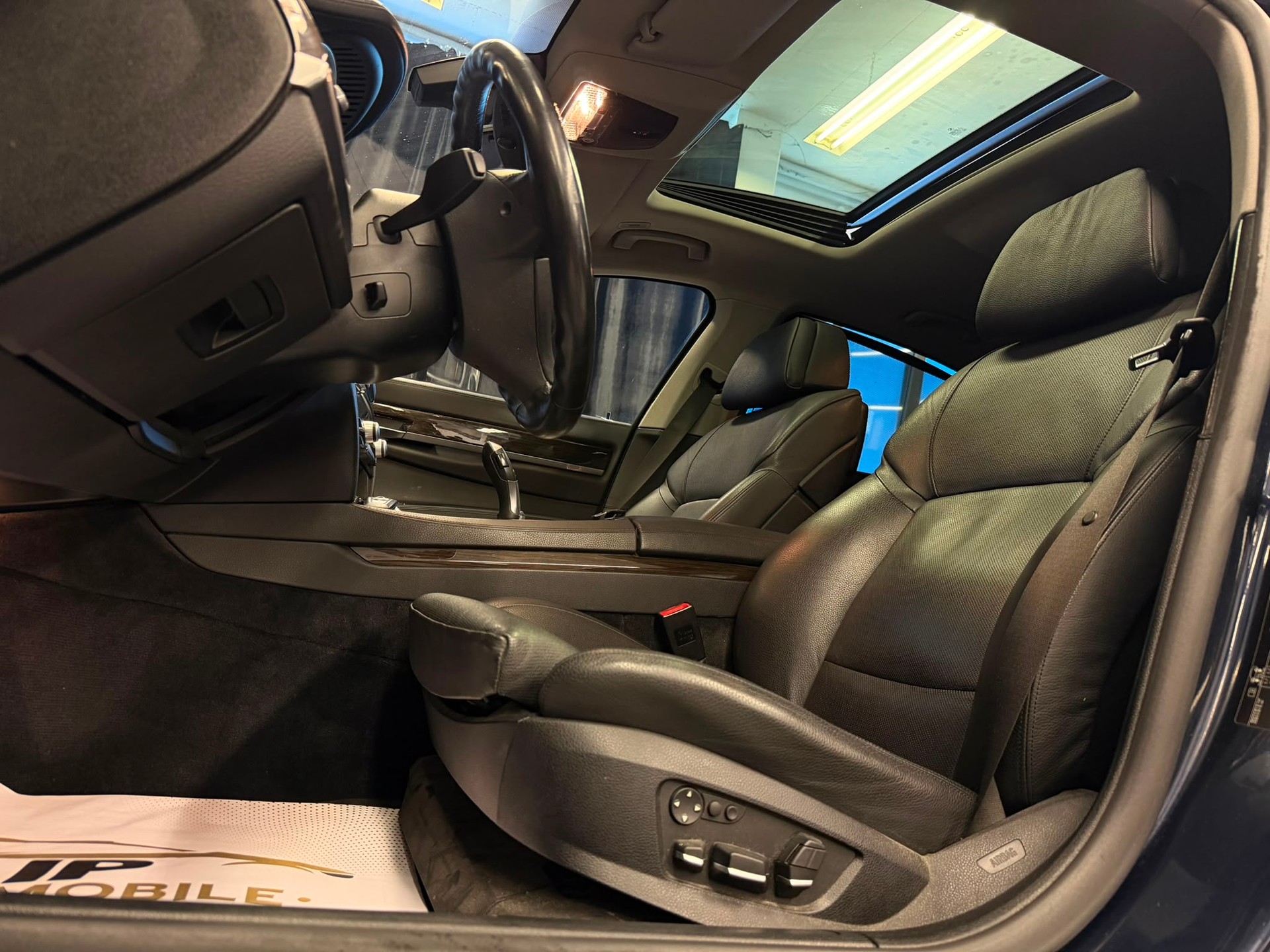 BMW 750i-image-11