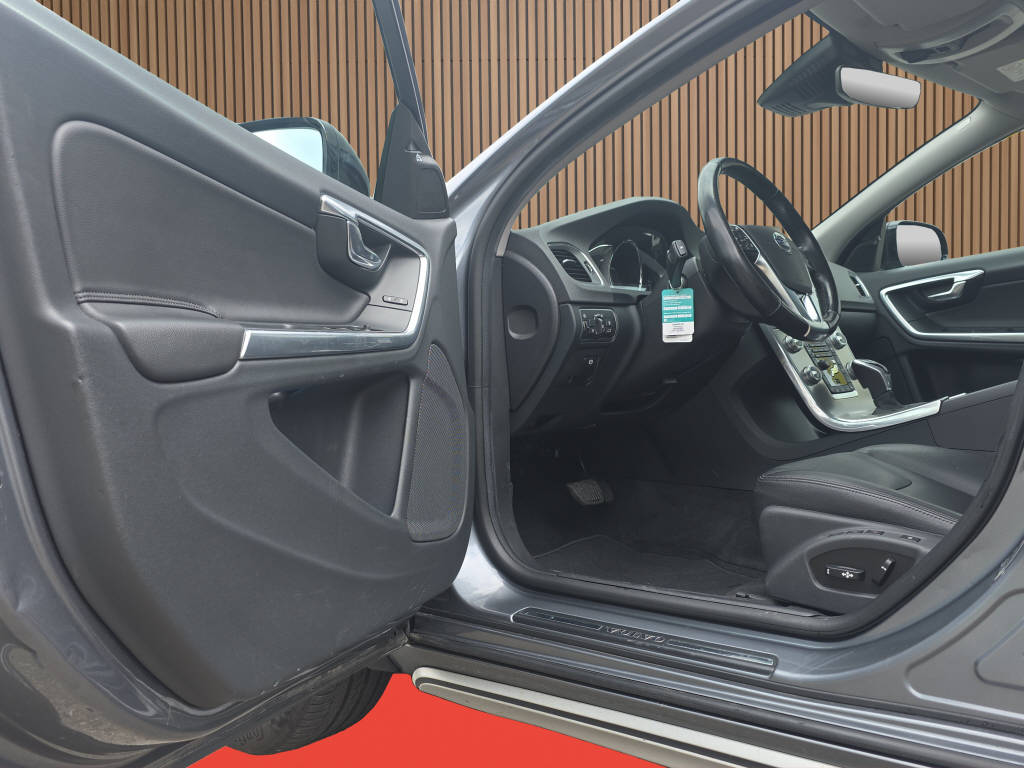 VOLVO V60 Cross Country 2.4 D4 Summum AWD S/S-image-10