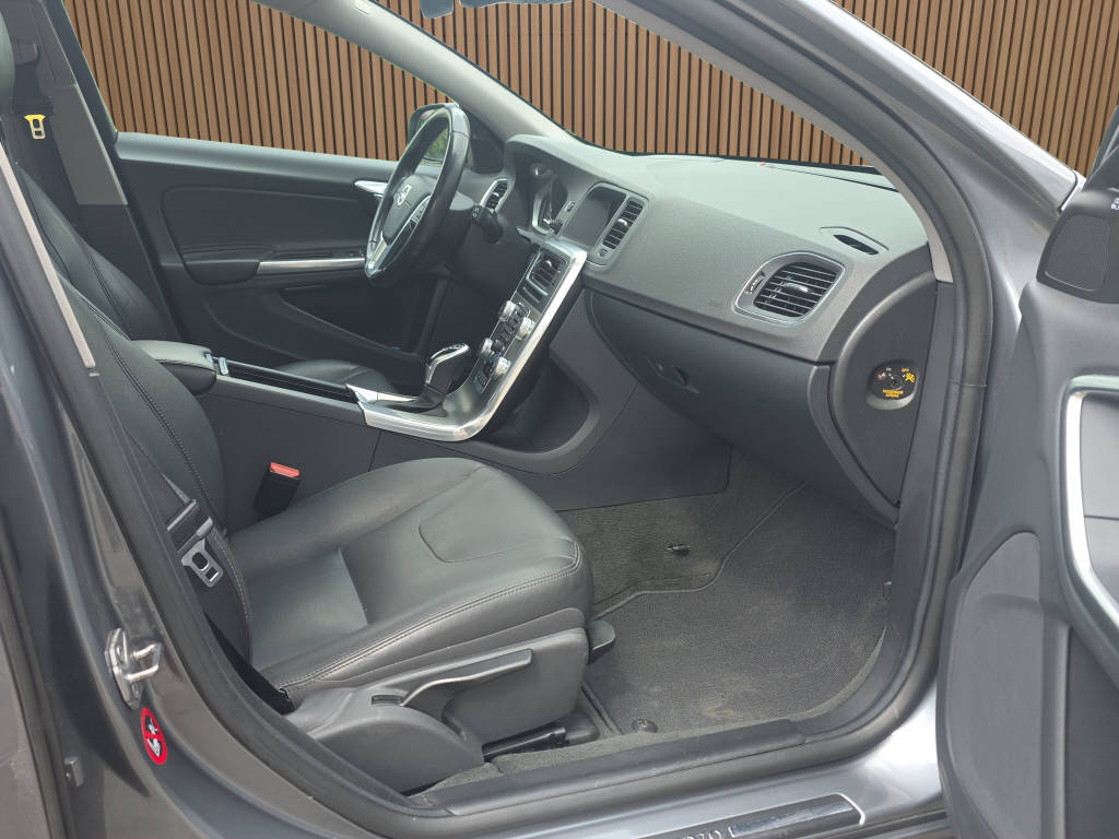 VOLVO V60 Cross Country 2.4 D4 Summum AWD S/S-image-13