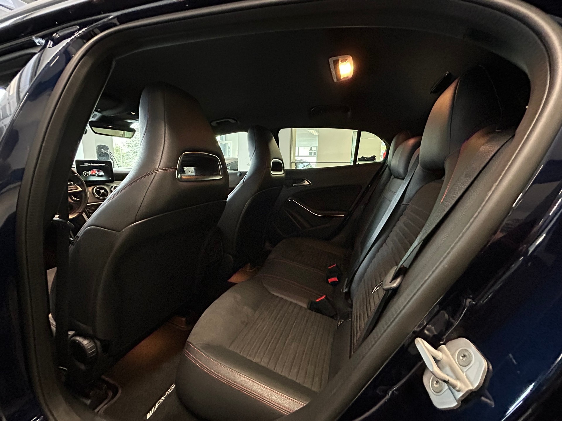 MERCEDES-BENZ GLA 250 AMG Line 4Matic 7G-DCT-image-10