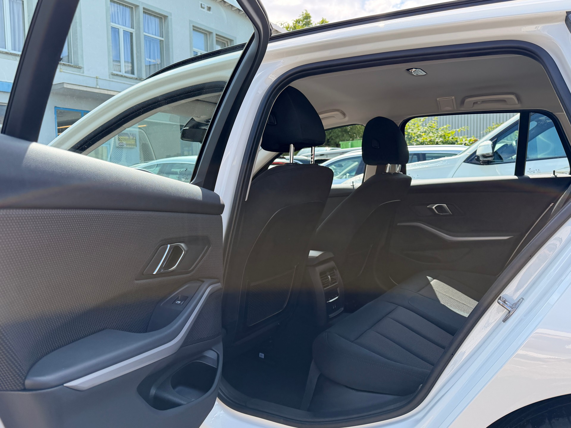 BMW 320d xDrive 48V Touring Steptronic-image-5