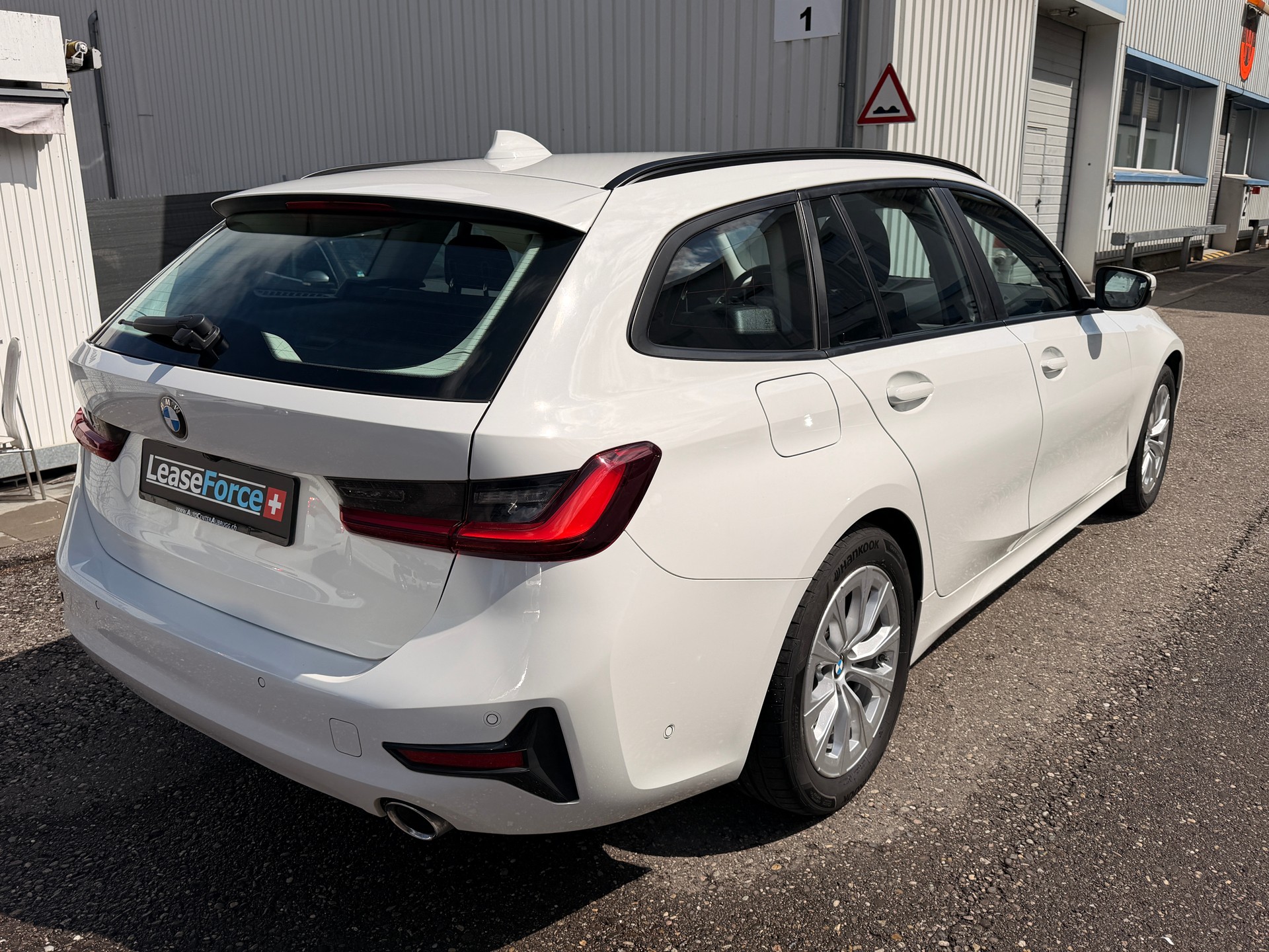 BMW 320d xDrive 48V Touring Steptronic-image-2