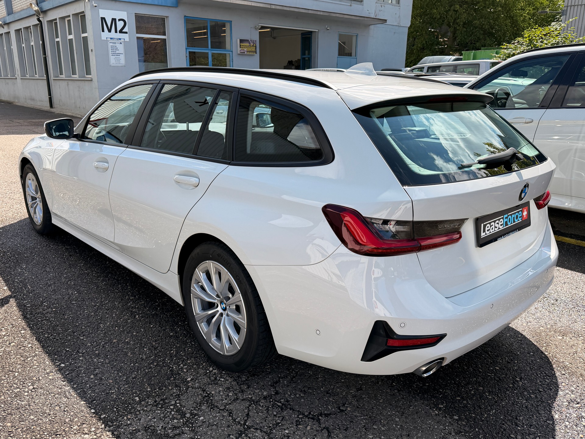 BMW 320d xDrive 48V Touring Steptronic-image-3
