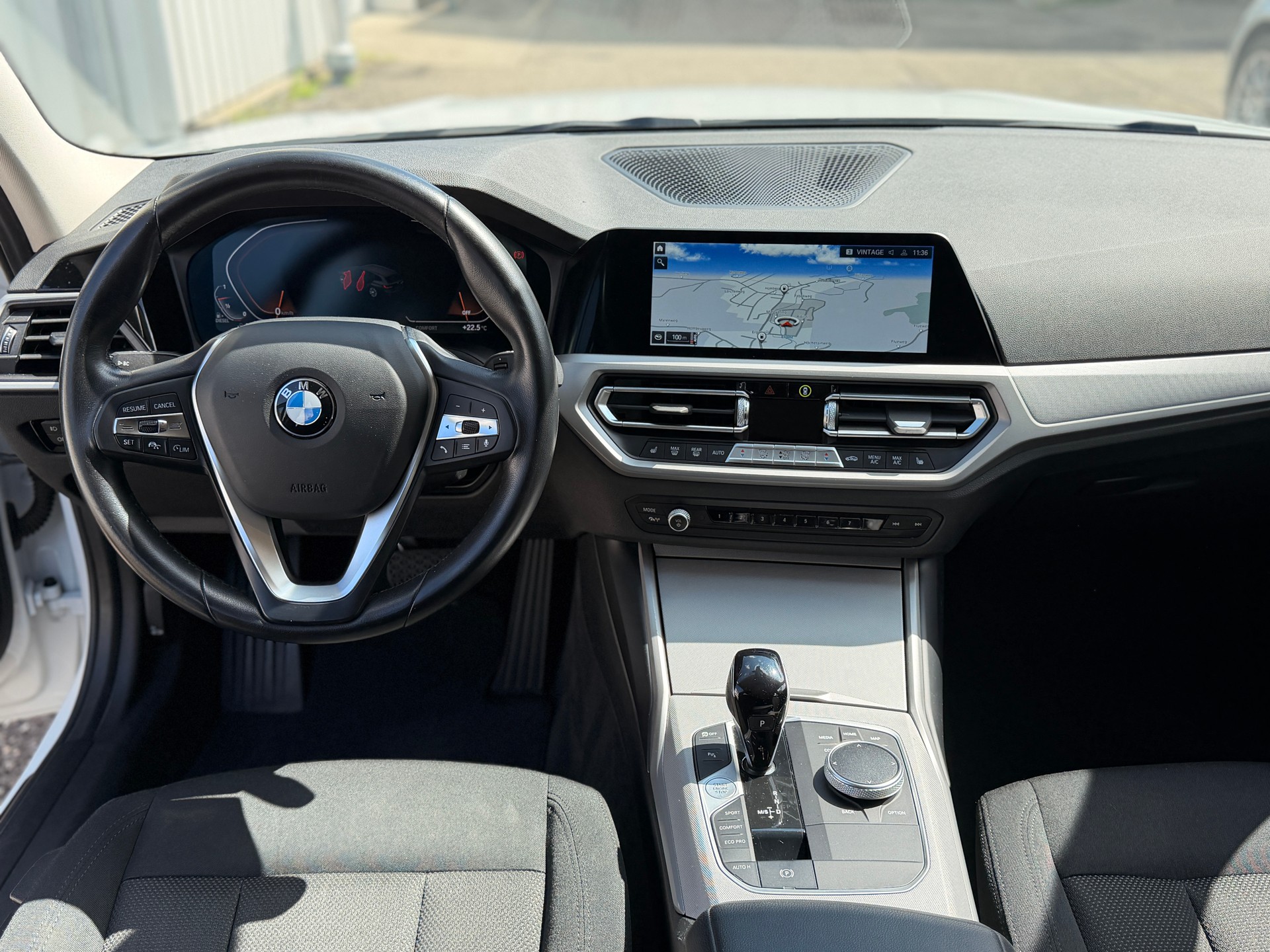 BMW 320d xDrive 48V Touring Steptronic-image-12