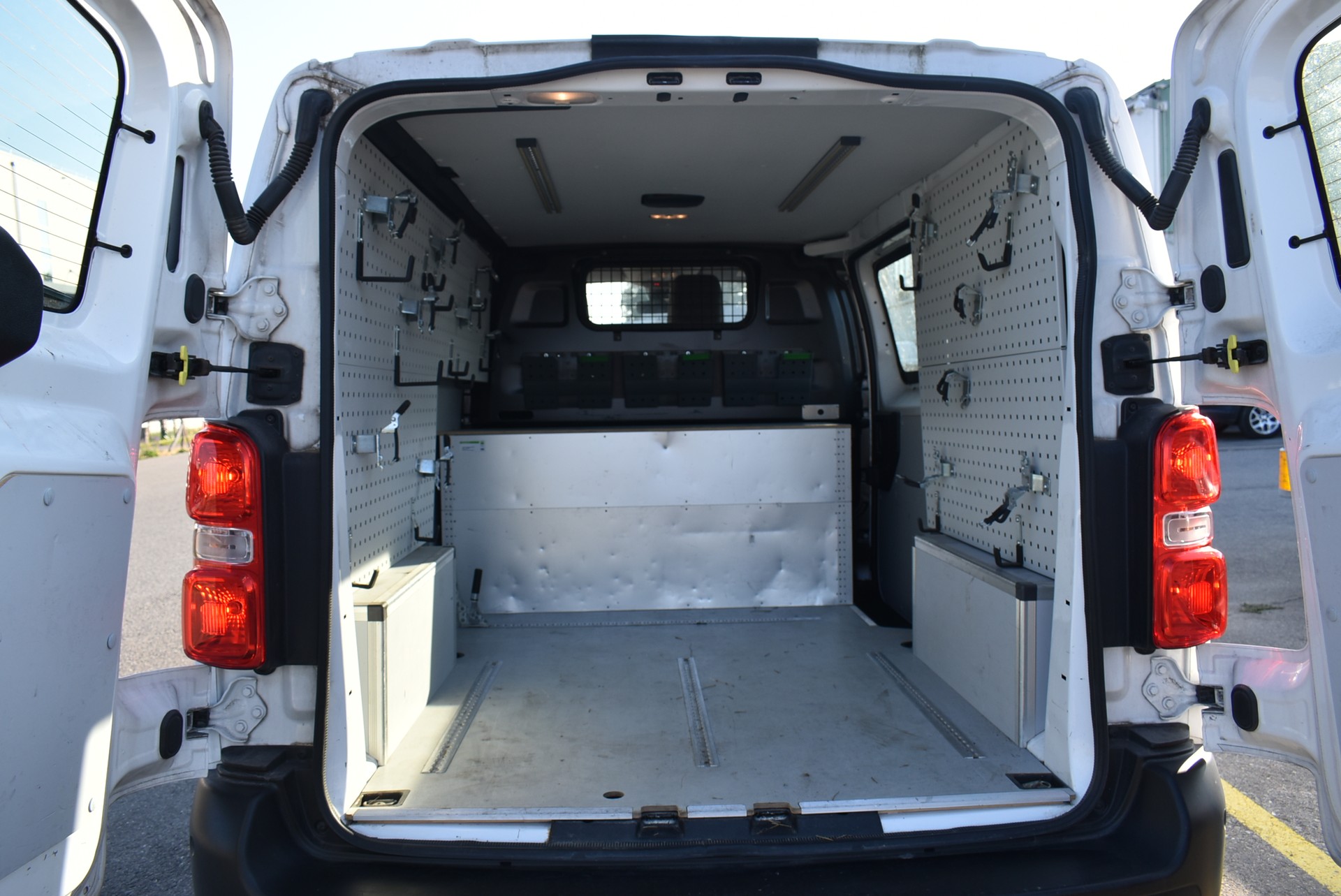 PEUGEOT Expert 2.0 BlueHDi 120 S&S Premium Standard EAT8-image-9