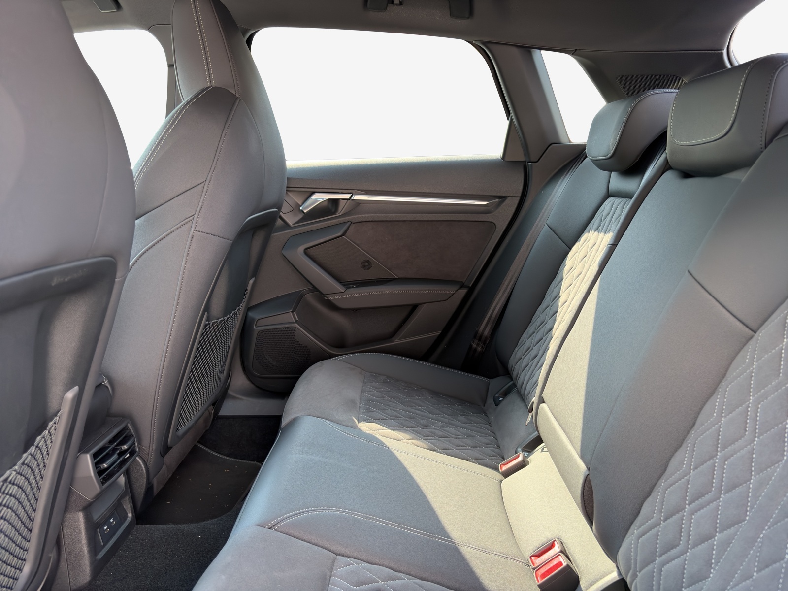 AUDI A3 Sportback 35 TFSI S line Attraction S-tronic-image-11