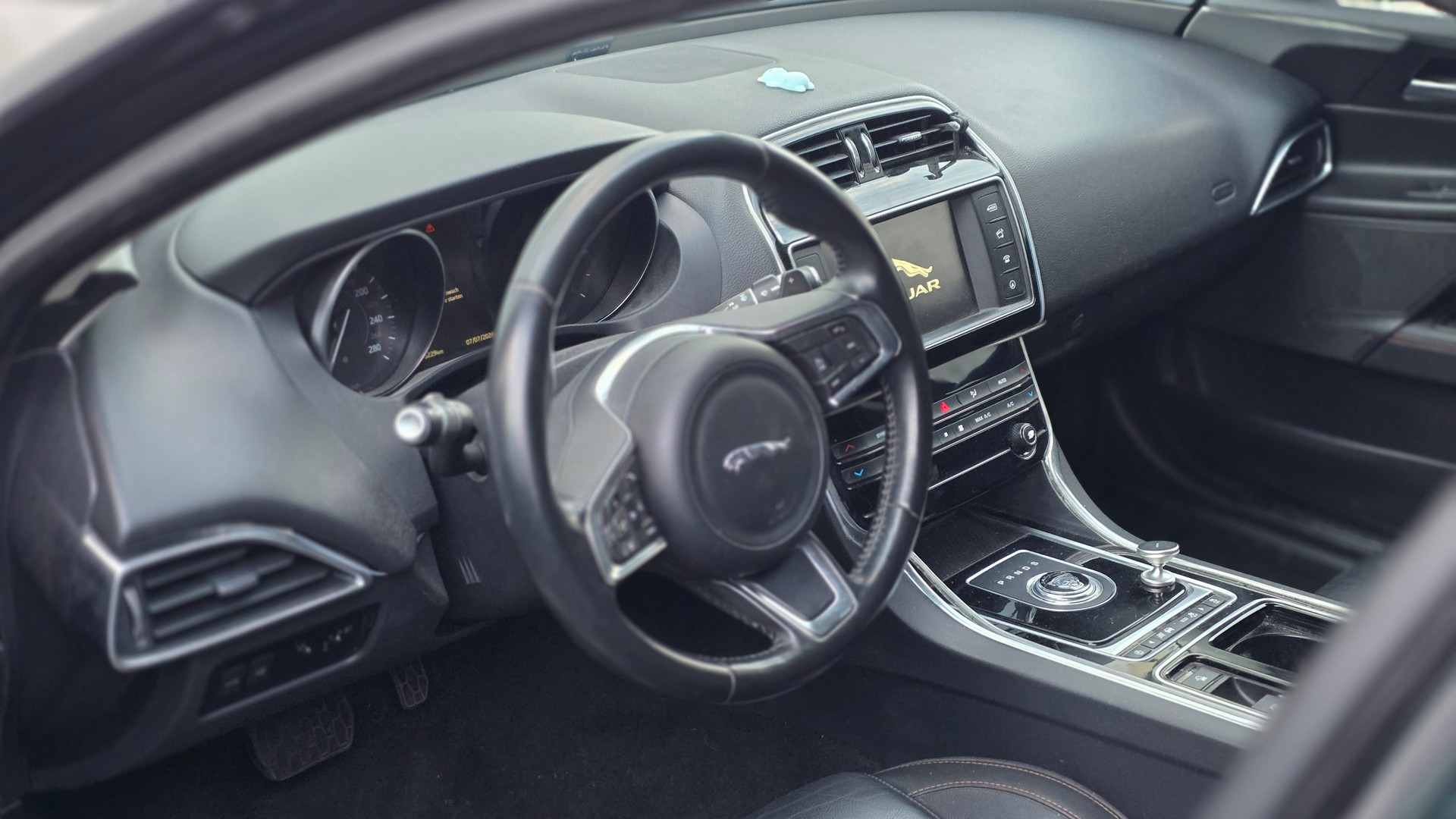 JAGUAR XE 20d Pure Automat-image-3