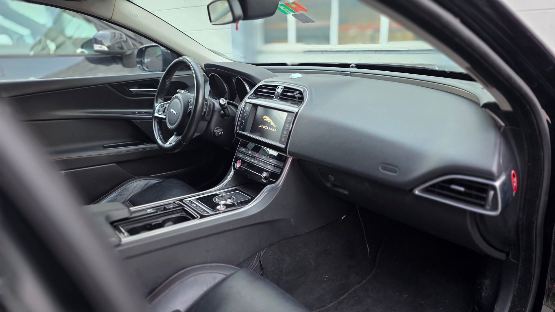 JAGUAR XE 20d Pure Automat-image-9