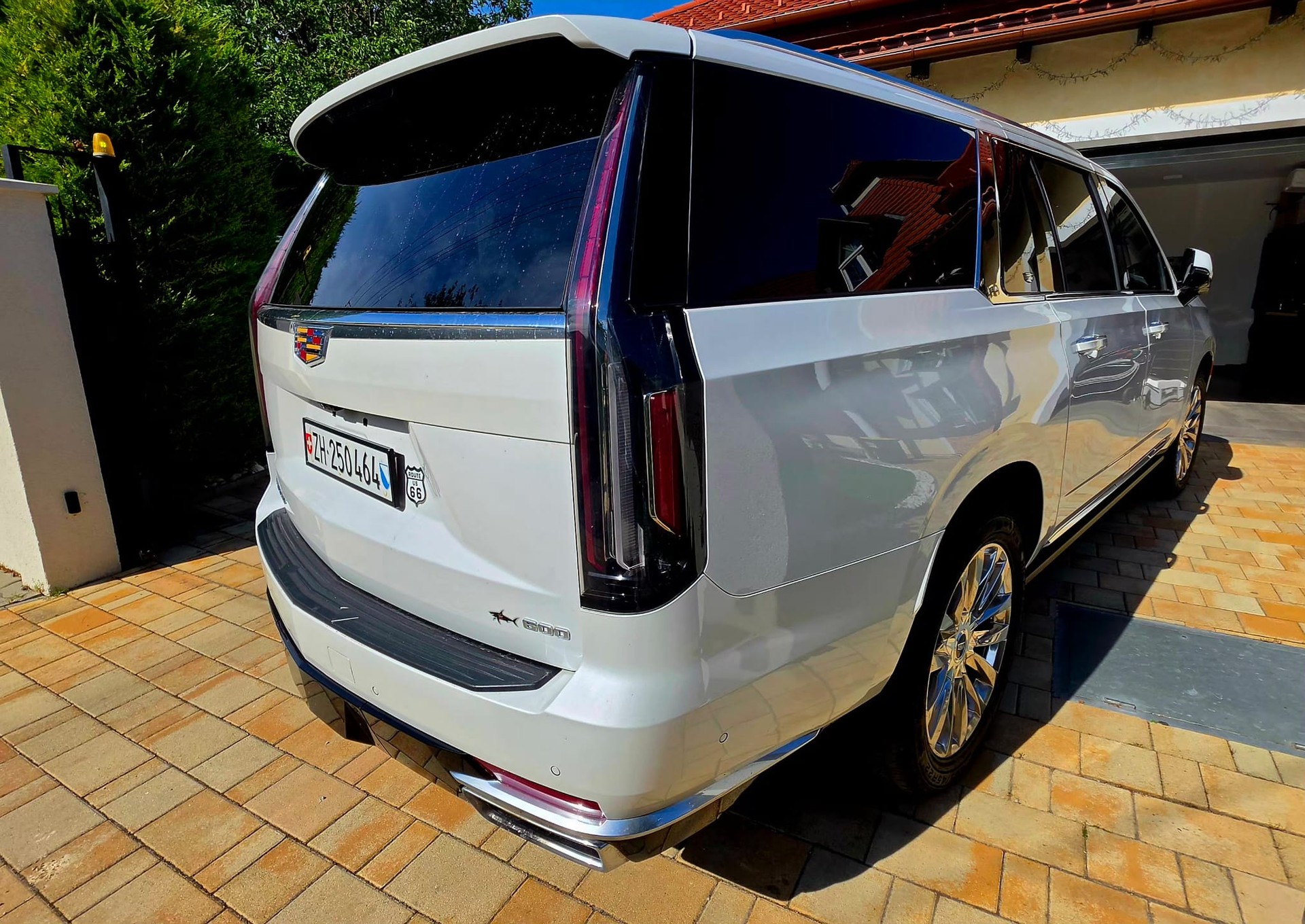 CADILLAC ESV Premium Luxury 600-image-1